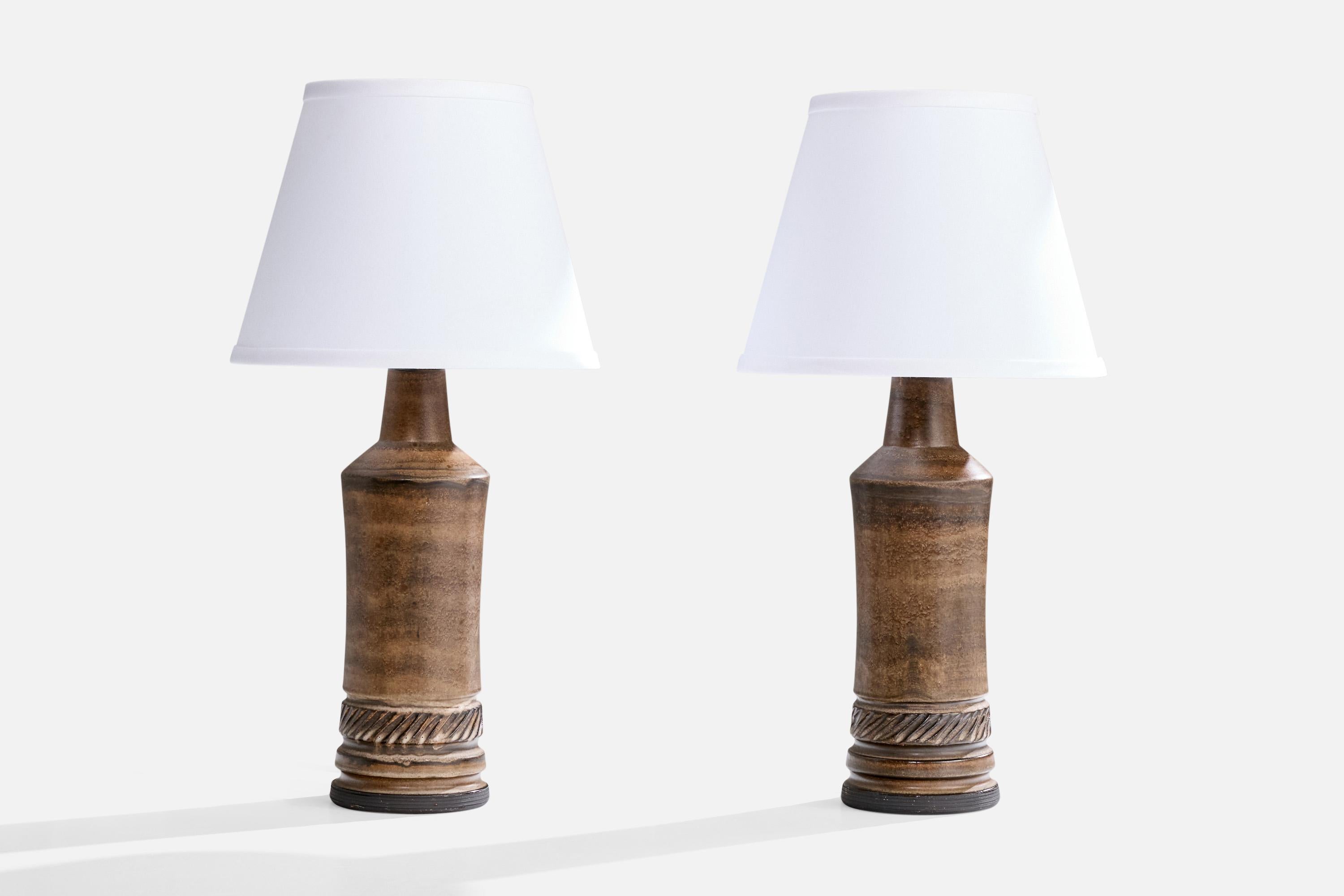 Coppia di lampade da tavolo in ceramica smaltata marrone disegnate da Irma Yourstone e prodotte da Lerlaxen, Svezia, anni '60 circa.

Dimensioni della lampada (pollici): 14.5 