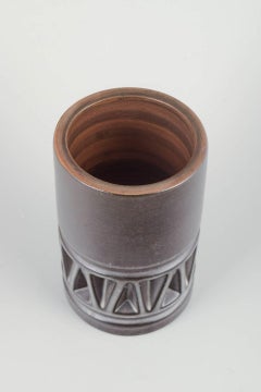 Irma Yourstone, Upsala Ekeby. Vase cylindrique en grès à relief géométrique.