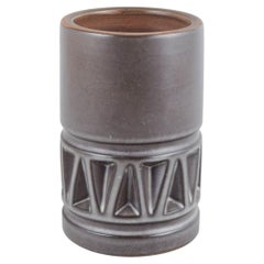 Irma Yourstone, Upsala Ekeby. Vase cylindrique en grès à relief géométrique.