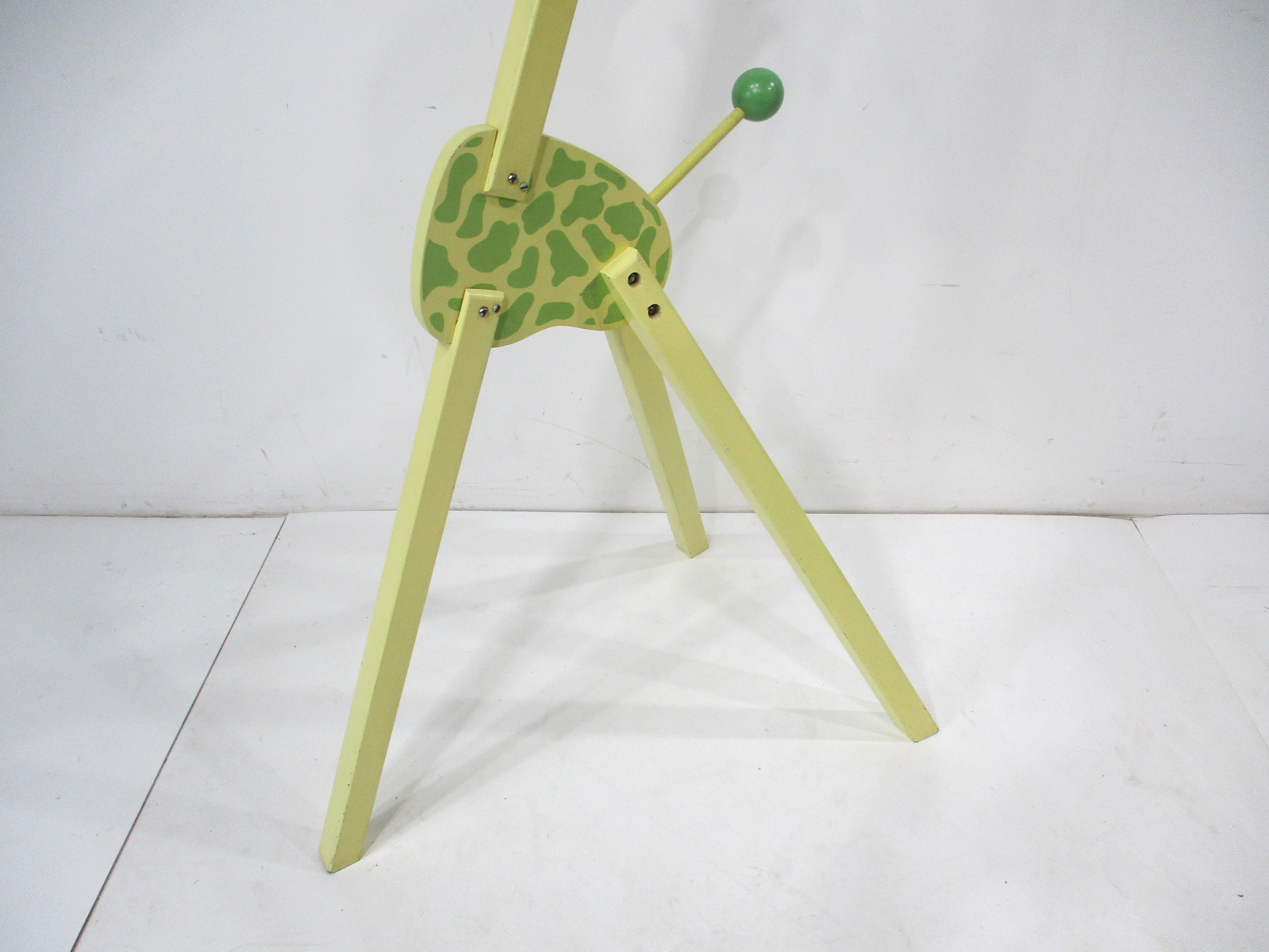 Mid-Century moderno Irmi Childs Giraffe Animal 1950's Wooden Clothing Tree (Albero per abiti in legno) in vendita