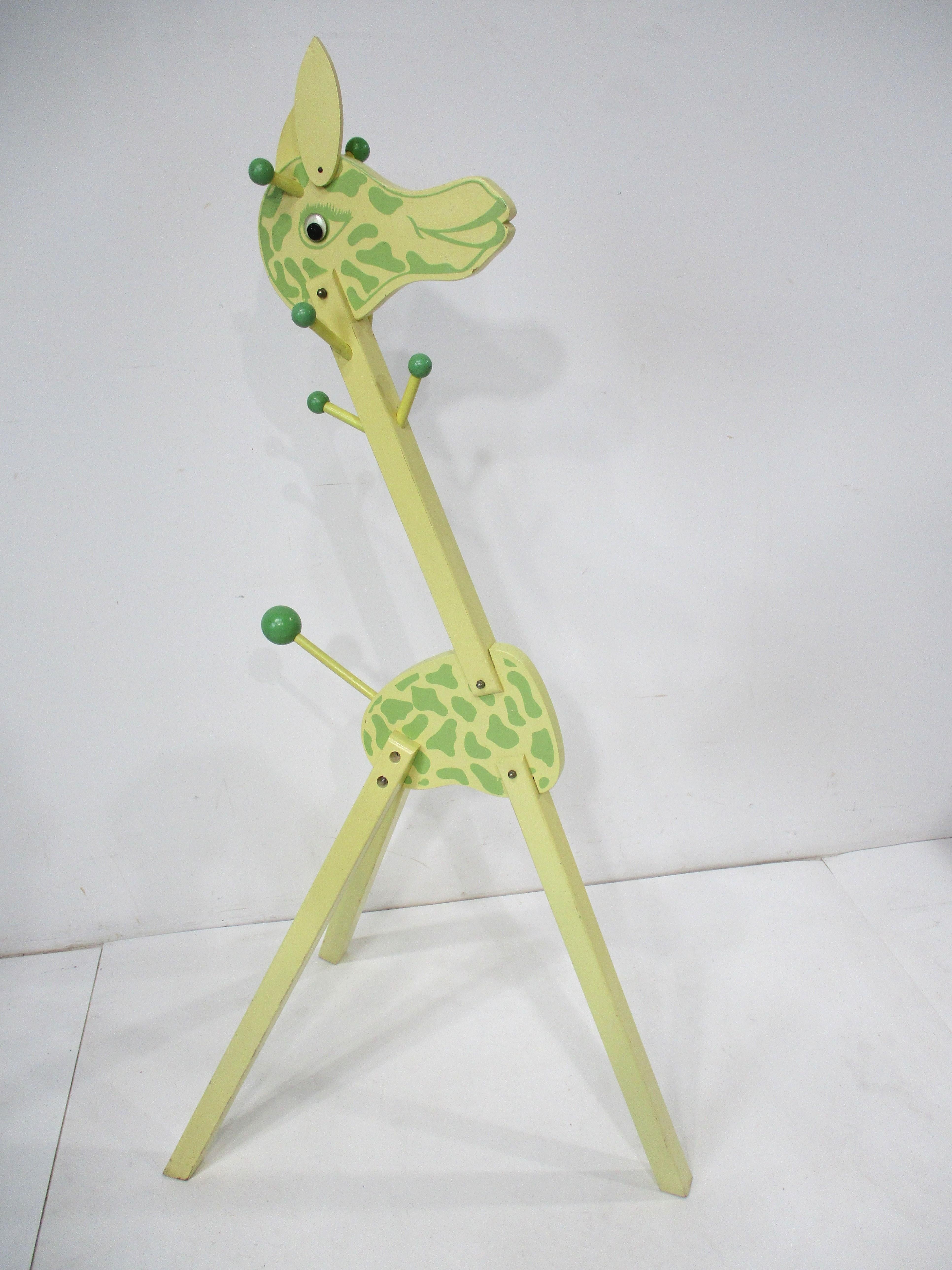 Americano Irmi Childs Giraffe Animal 1950's Wooden Clothing Tree (Albero per abiti in legno) in vendita