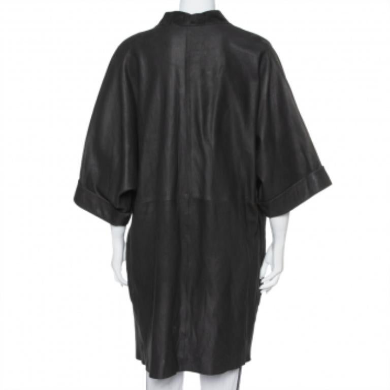 IRO's unique style is exemplified in this kimono. Designed in collaboration with model Anja Rubik, this black suede kimono is designed with relaxed sleeves and an open front. It will look amazing with straight-leg pants and ankle boots.