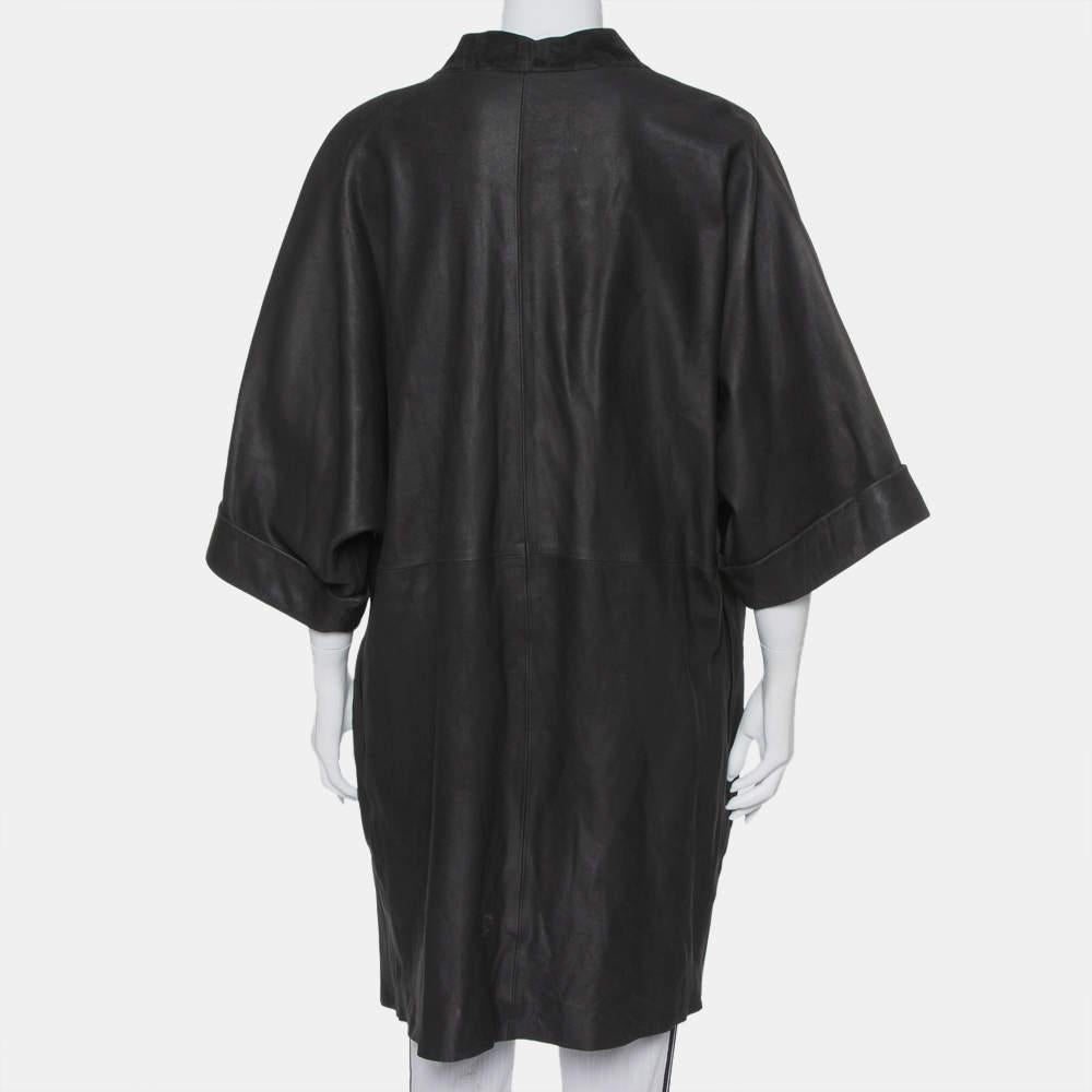 IRO's unique style is exemplified in this kimono. Designed in collaboration with model Anja Rubik, this black suede kimono is designed with relaxed sleeves and an open front. It will look amazing with straight-leg pants and ankle boots.

