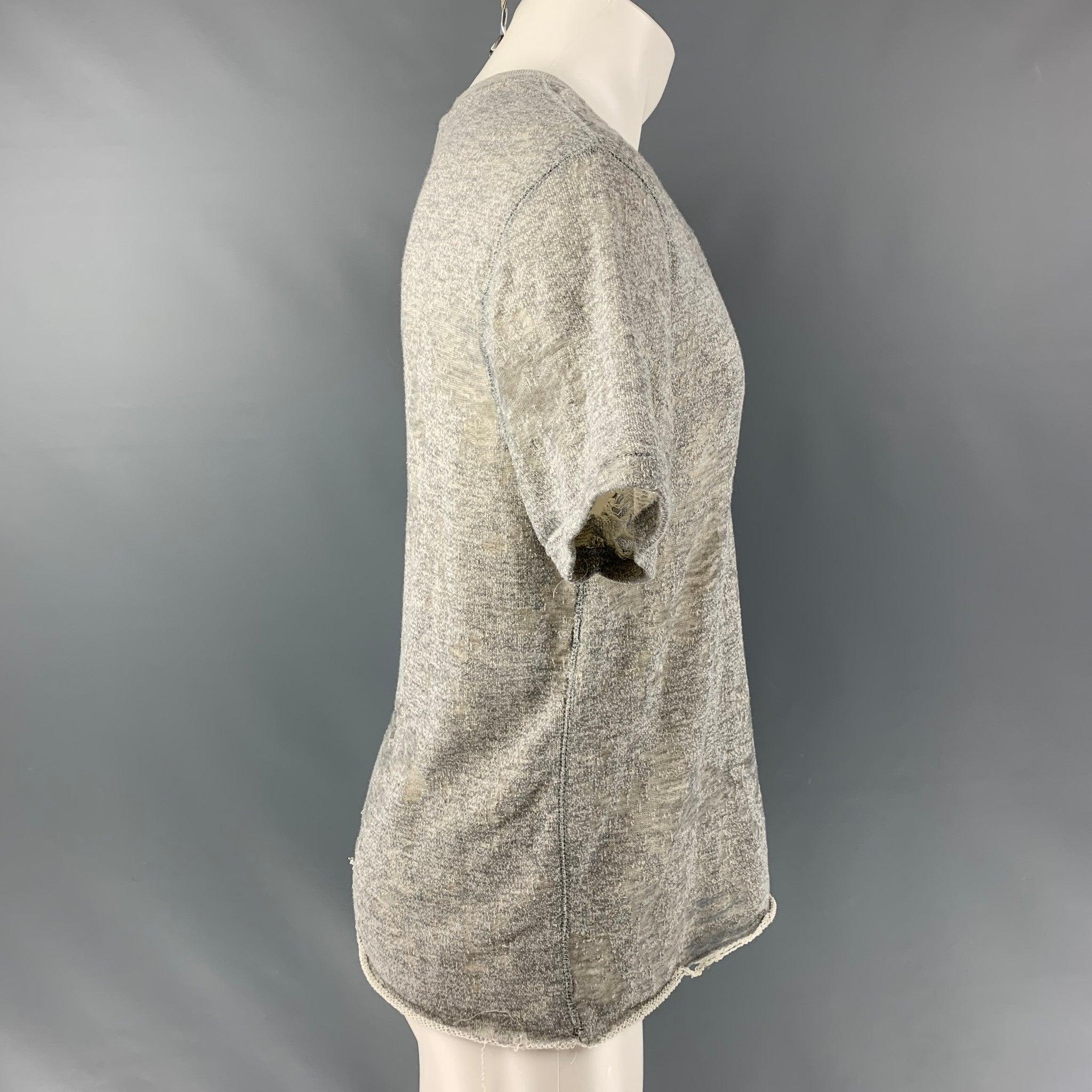 Das IRO JEANS Gaetane T-Shirt ist aus grauem, teilweise durchsichtigem Baumwollmischjersey gefertigt und verfügt über einen Rundhalsausschnitt und einen Used-Look. Ausgezeichneter Pre-Owned Zustand.  

Markiert:  S 

Abmessungen: 
 
Schultern: 20