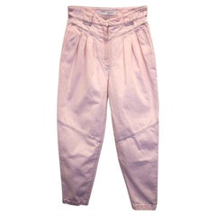 Iro-Hose mit hoher Taille, Plissee und schmal zulaufendem Schnitt aus rosa Baumwoll-Denim