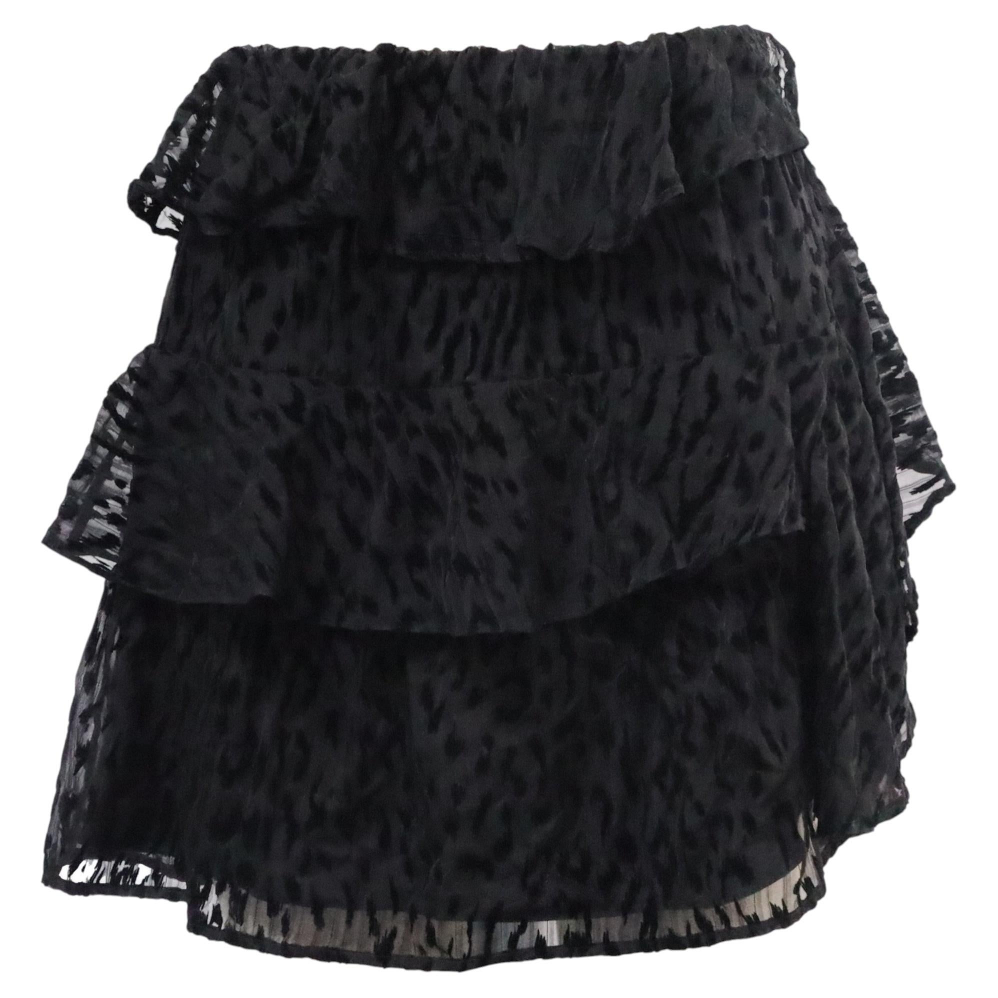 Iro Mini-Stufenrock mit Leoparden-Akzenten aus schwarzer Seide im Angebot