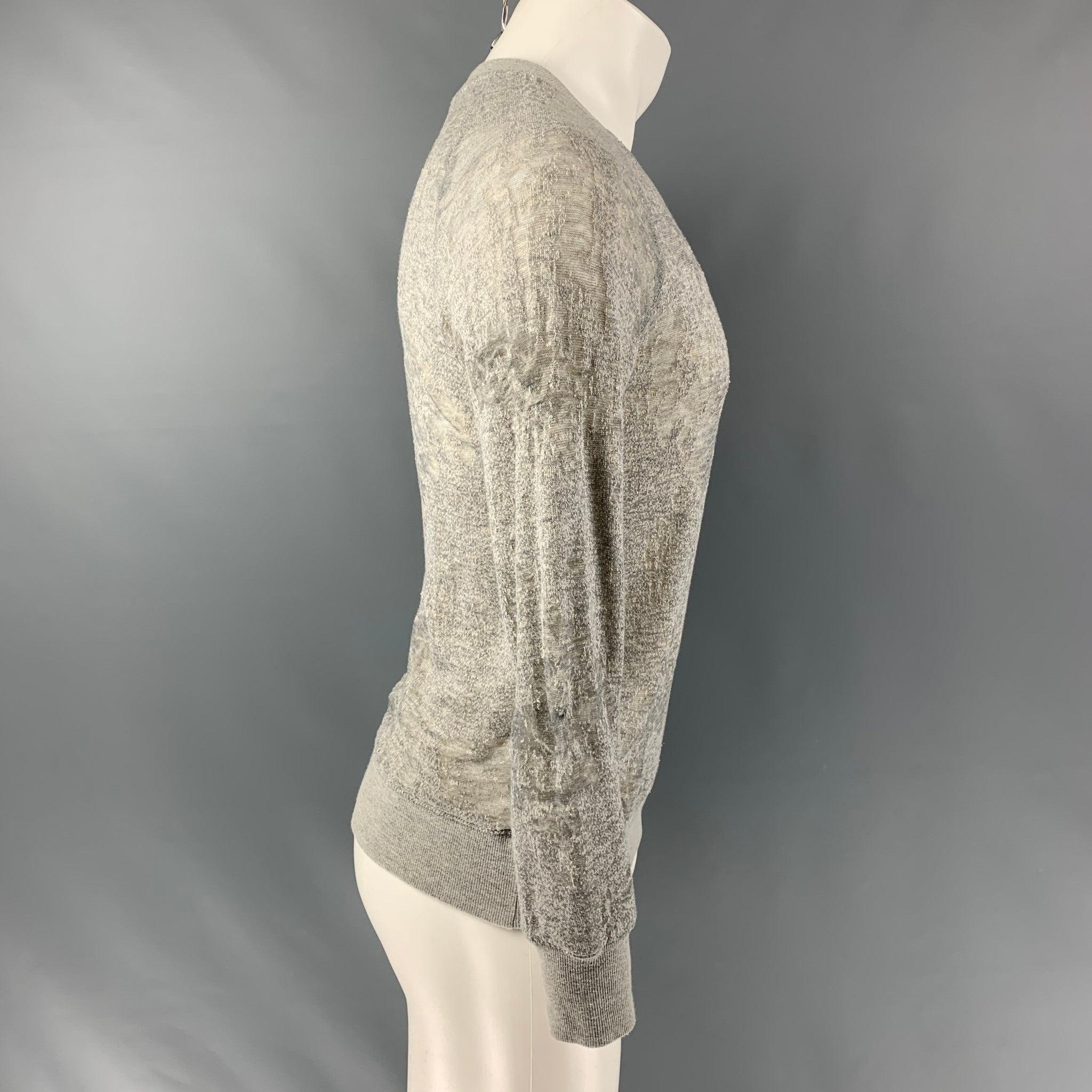 Le pull raglan à manches longues Nona d'IRO JEANS est réalisé en jersey de coton mélangé gris chiné partiellement transparent. Il présente un style vieilli et une encolure ras-du-cou. Excellent état d'origine.  

Marqué :   S 

Mesures : 
 
Épaule :