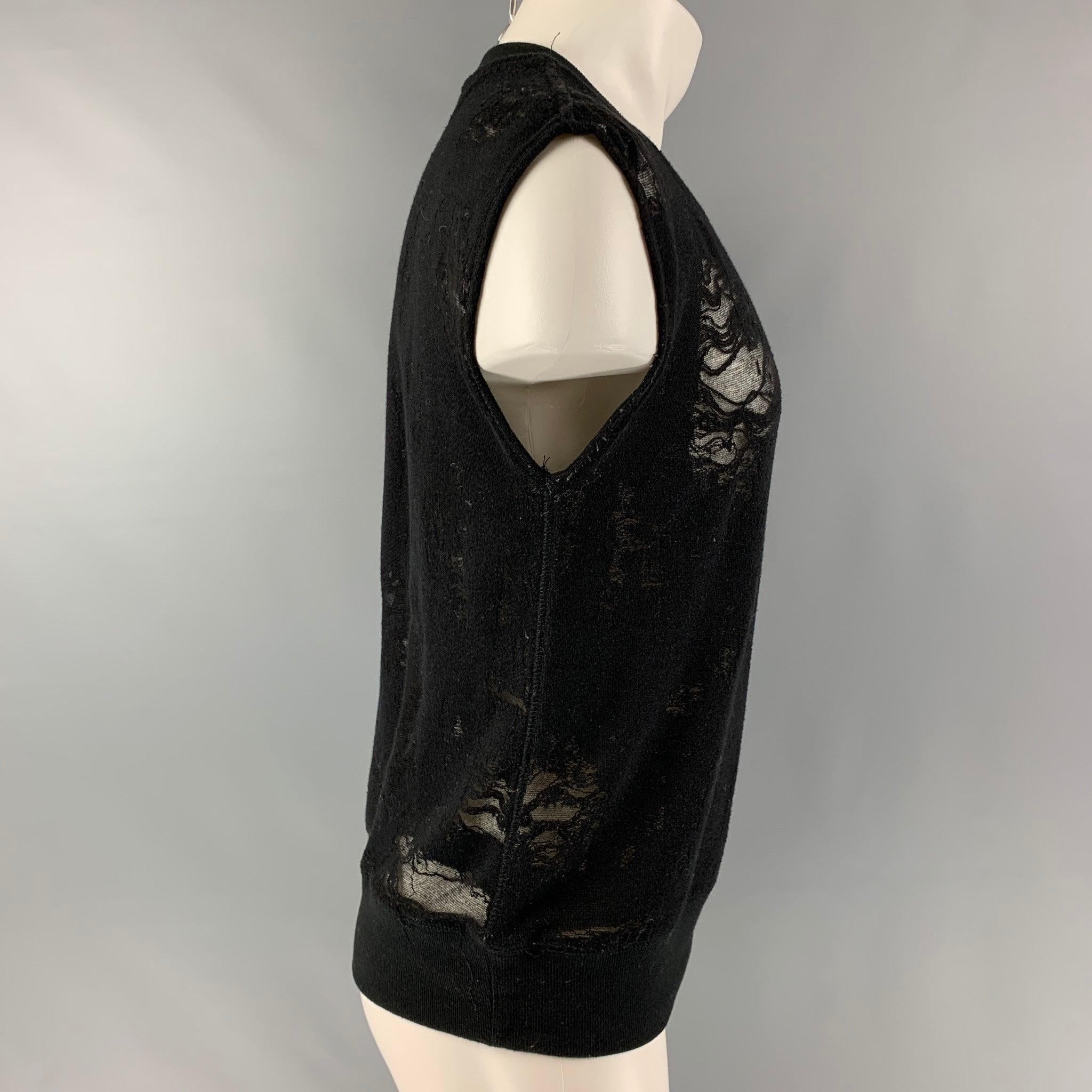Le pull-over sans manches Nuala d'IRO JEANS est réalisé en jersey de coton mélangé noir partiellement transparent. Il présente un style vieilli et un col ras du cou. Excellent état d'origine.  

Marqué :   S 

Mesures : 
 
Epaule : 20 pouces