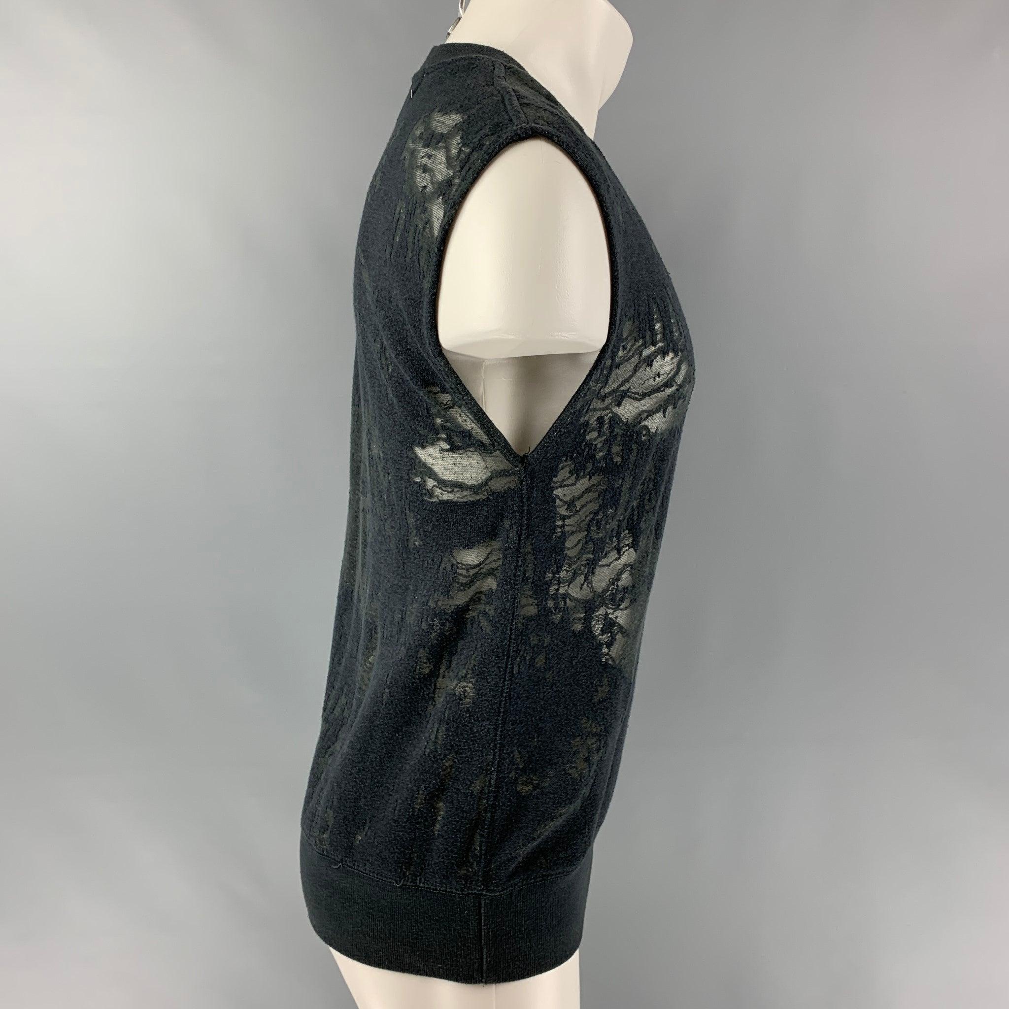 Le pull-over sans manches Nuala d'IRO JEANS est réalisé en jersey de coton mélangé gris ardoise partiellement transparent. Il présente un style vieilli et une encolure ras-du-cou. Excellent état d'origine.  

Marqué :   S 

Mesures : 
 
Epaule : 21