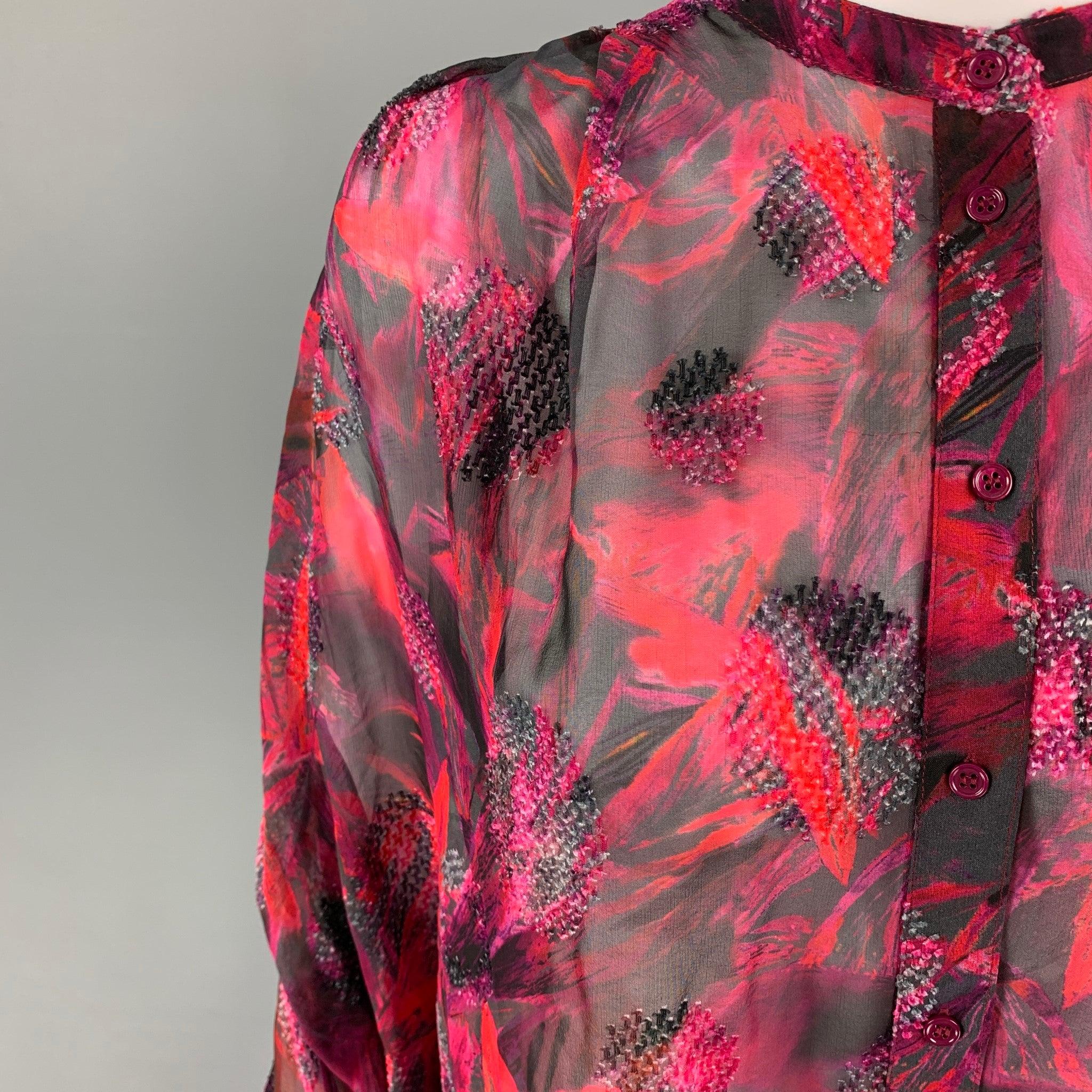 La blouse IRO est en viscose/soie texturée rouge et noire et présente une coupe surdimensionnée, des épaules froncées et une fermeture boutonnée.
Excellent
Etat d'occasion. 

Marqué :   21W 

Mesures : 
 
Épaule : 18 pouces Poitrine : 54 pouces