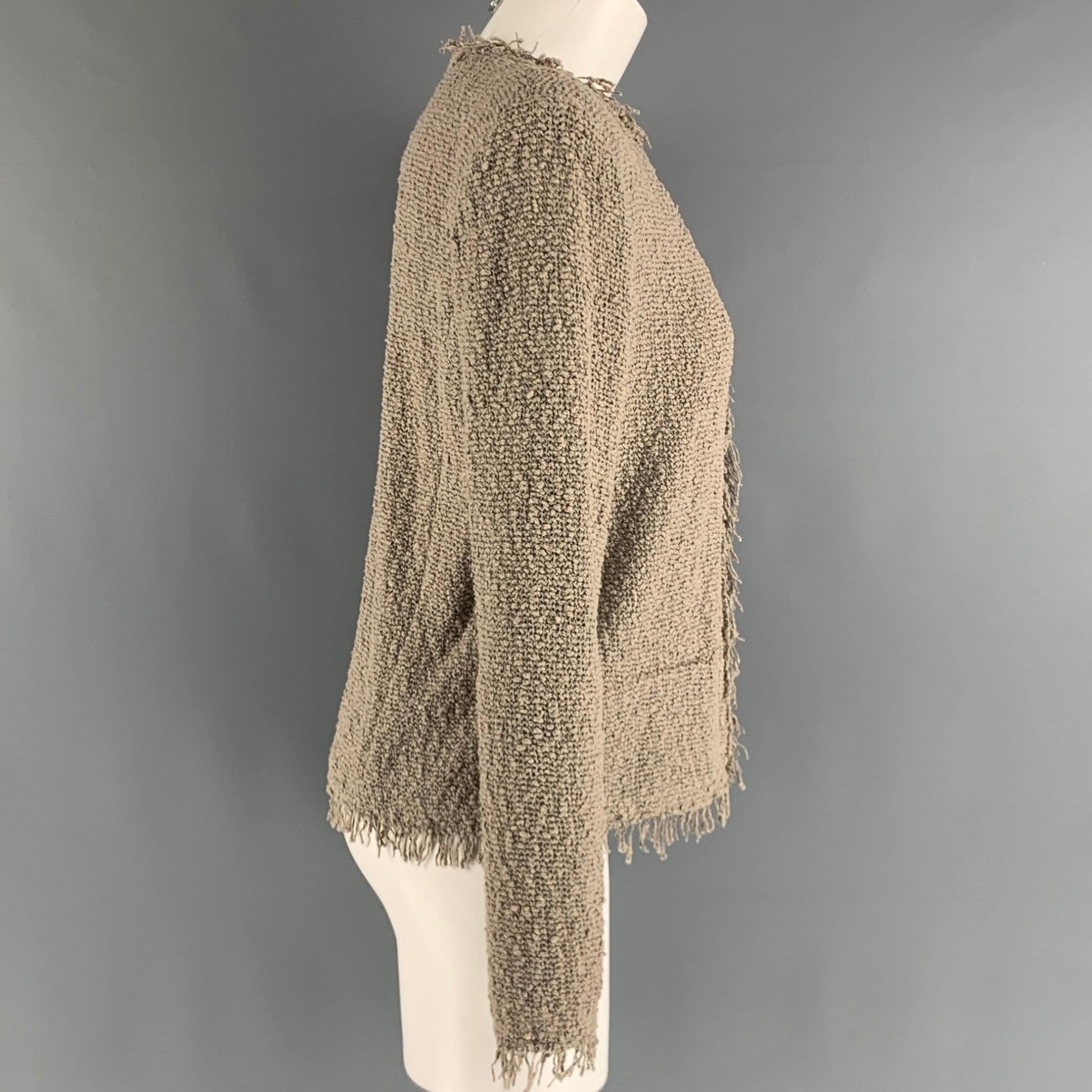 Le blazer de la collection 21 Winter d'IRO SHAVANI se compose d'une maille texturée en coton polyamide gris et présente un devant ouvert, des épaulettes et des ornements à franges.Nouveau avec étiquettes. 

Marqué :   38 

Mesures : 
 
Épaule : 16