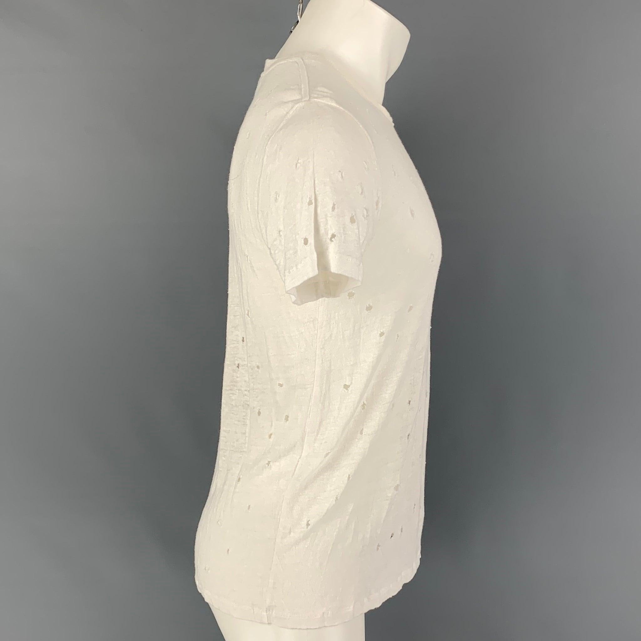 Le t-shirt 'Clay' d'Iro se présente en lin blanc avec des détails en relief et une encolure ras du cou. Fabriqué au Portugal.
Très bon état d'origine.  

Marqué :   M 

Mesures : 
 
Épaule : 18 pouces  Poitrine : 38 pouces  Manches : 8 pouces