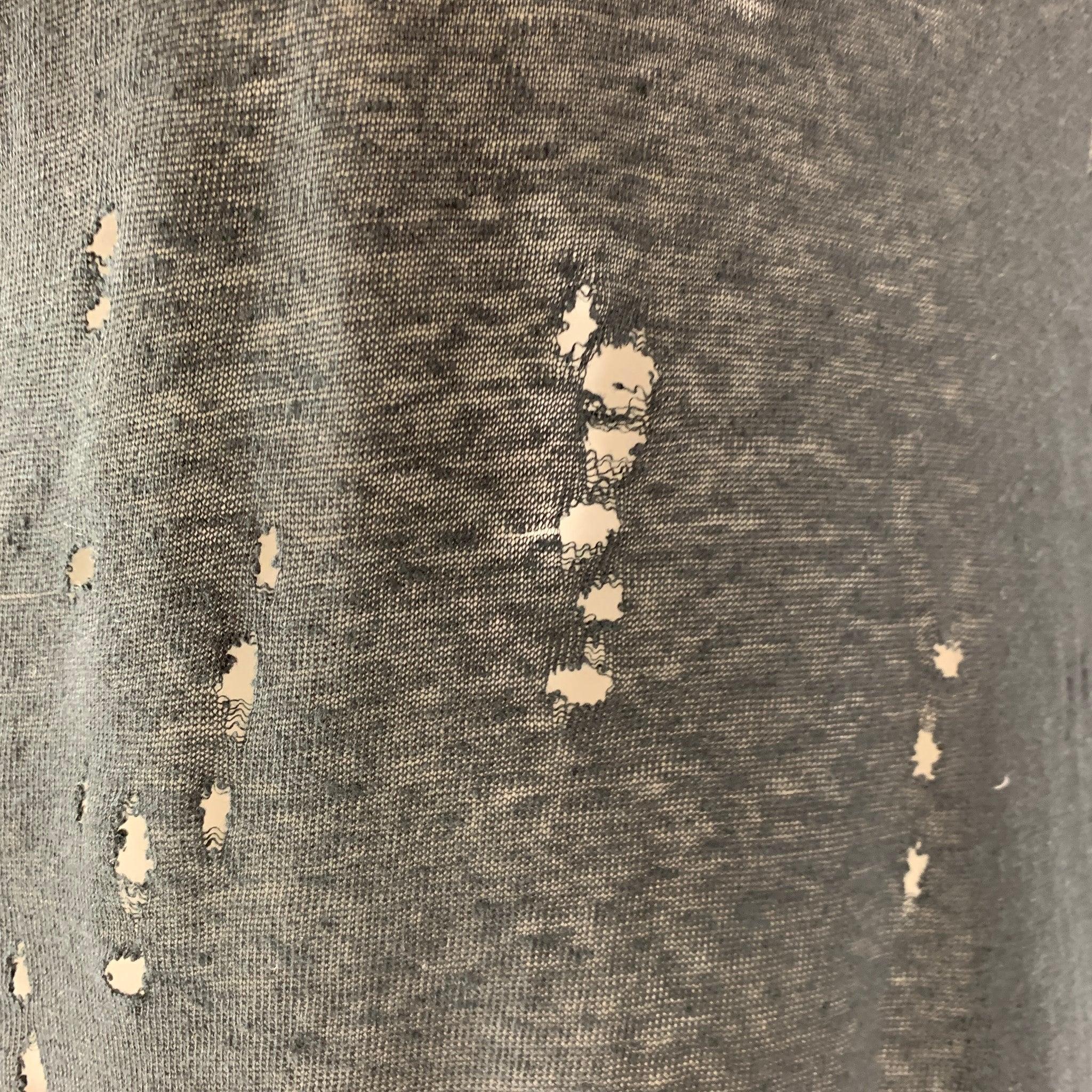 Le t-shirt 'Clay' d'Iro est présenté dans un lin noir avec des détails en relief et une encolure ras du cou. Fabriqué au Portugal. Très bon état. 

Marqué :  38 

Mesures : 
 
Épaule : 18 pouces Poitrine : 46 pouces Manches : 8 pouces Longueur :