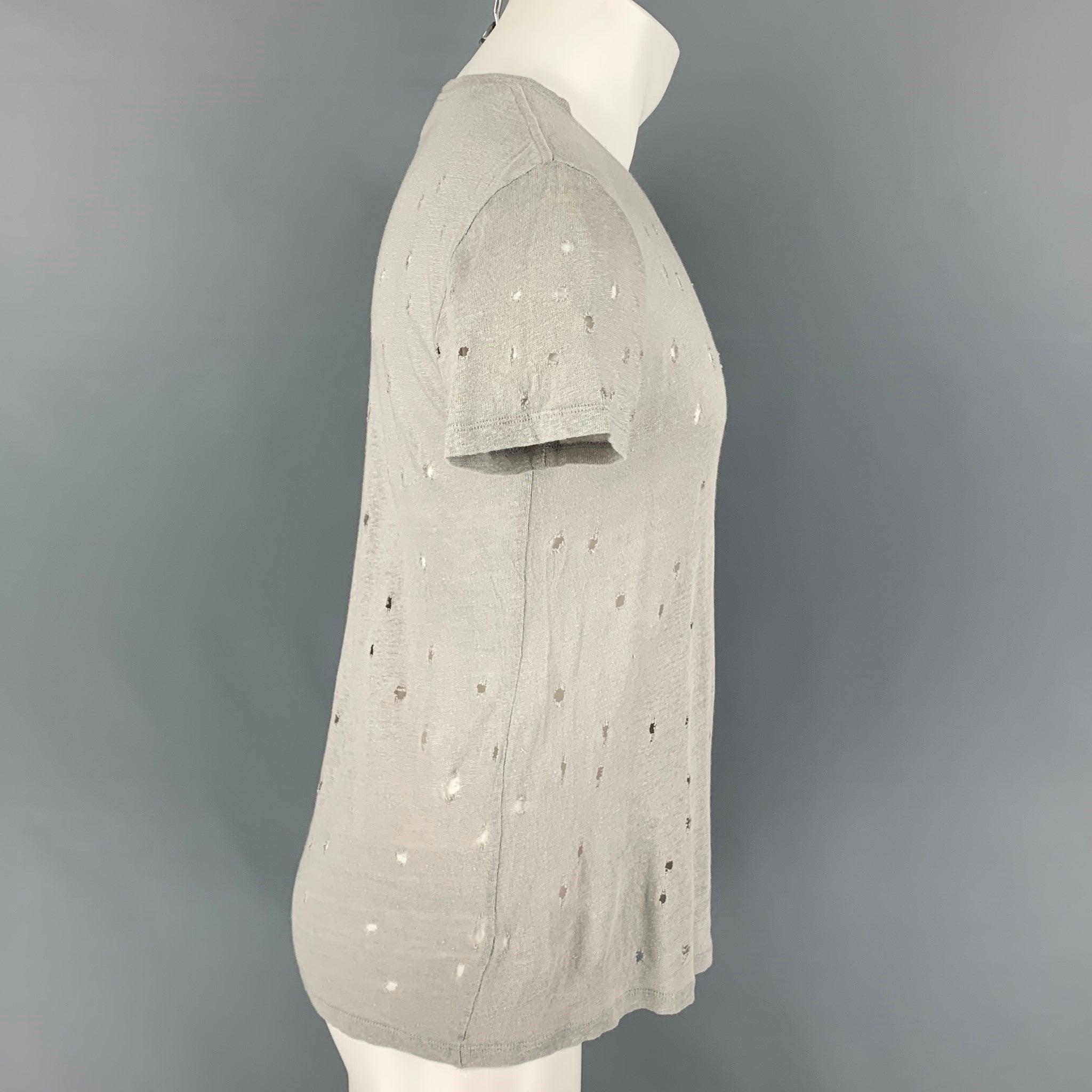 Le t-shirt 'Clay' d'Iro se présente dans un lin gris clair avec des détails en relief et une encolure ras du cou. Fabriqué au Portugal.
Très bon état d'origine.  

Marqué :   S 

Mesures : 
 
Épaule : 18 pouces  Poitrine : 38 pouces  Manches : 8