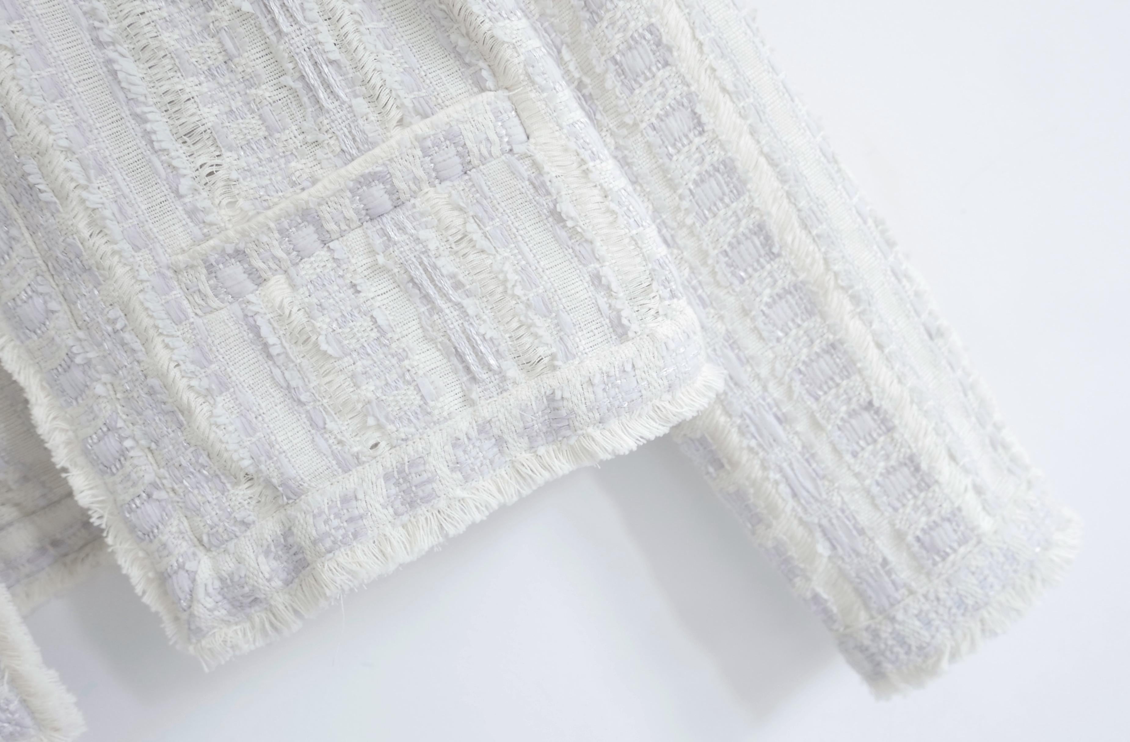 Magnifique veste IRO Sorayan. Acheté pour £500 et neuf avec étiquettes. Réalisé en jacquard rayé de coton mélangé gris perle et crème magnifiquement texturé. Il présente une coupe boxy à bords bruts, des poches basses sur le devant, des épaules