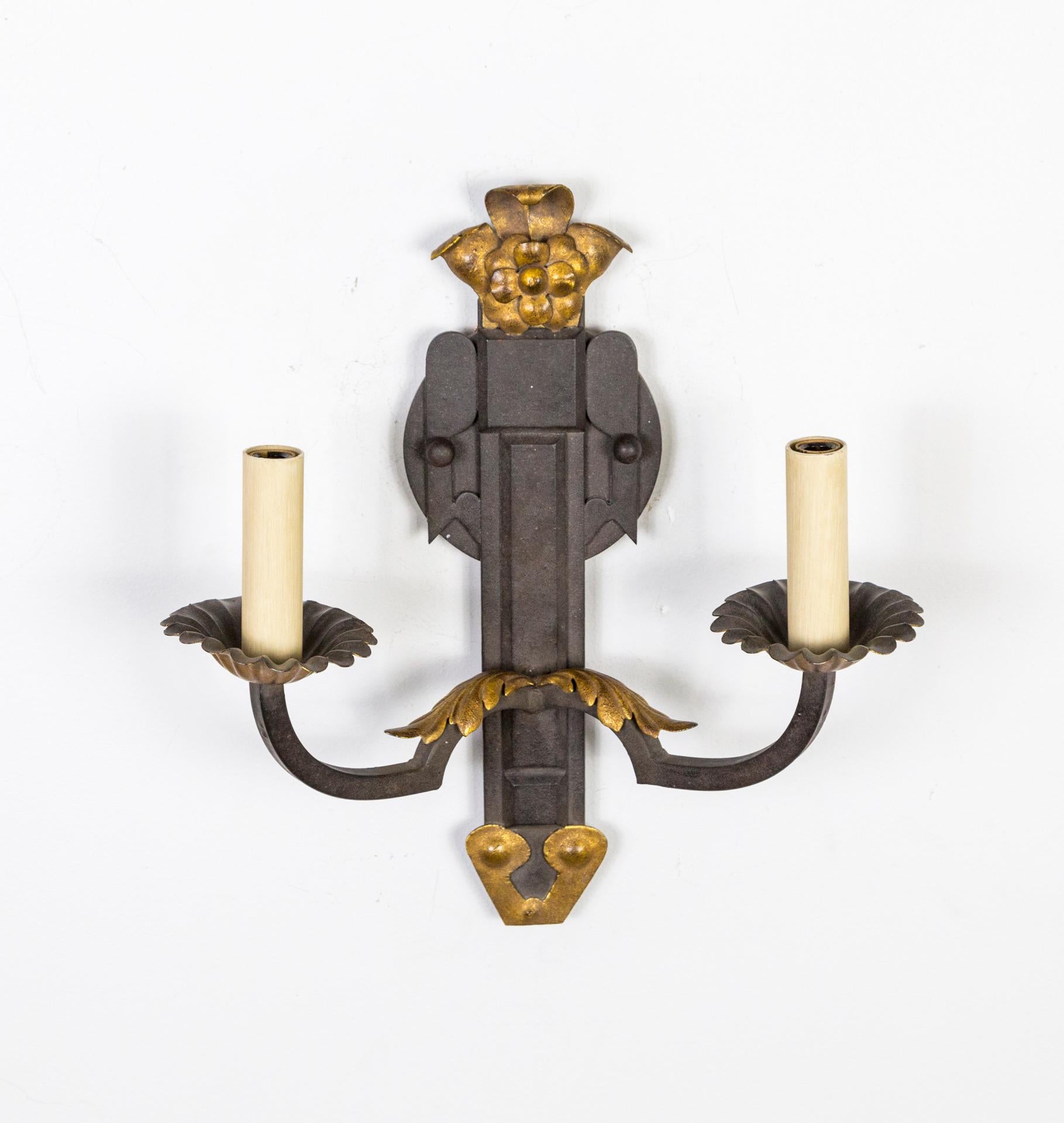 XXIe siècle et contemporain Paire d'appliques à 2 bras en fer avec détails floraux dorés de Paul Ferrante   en vente