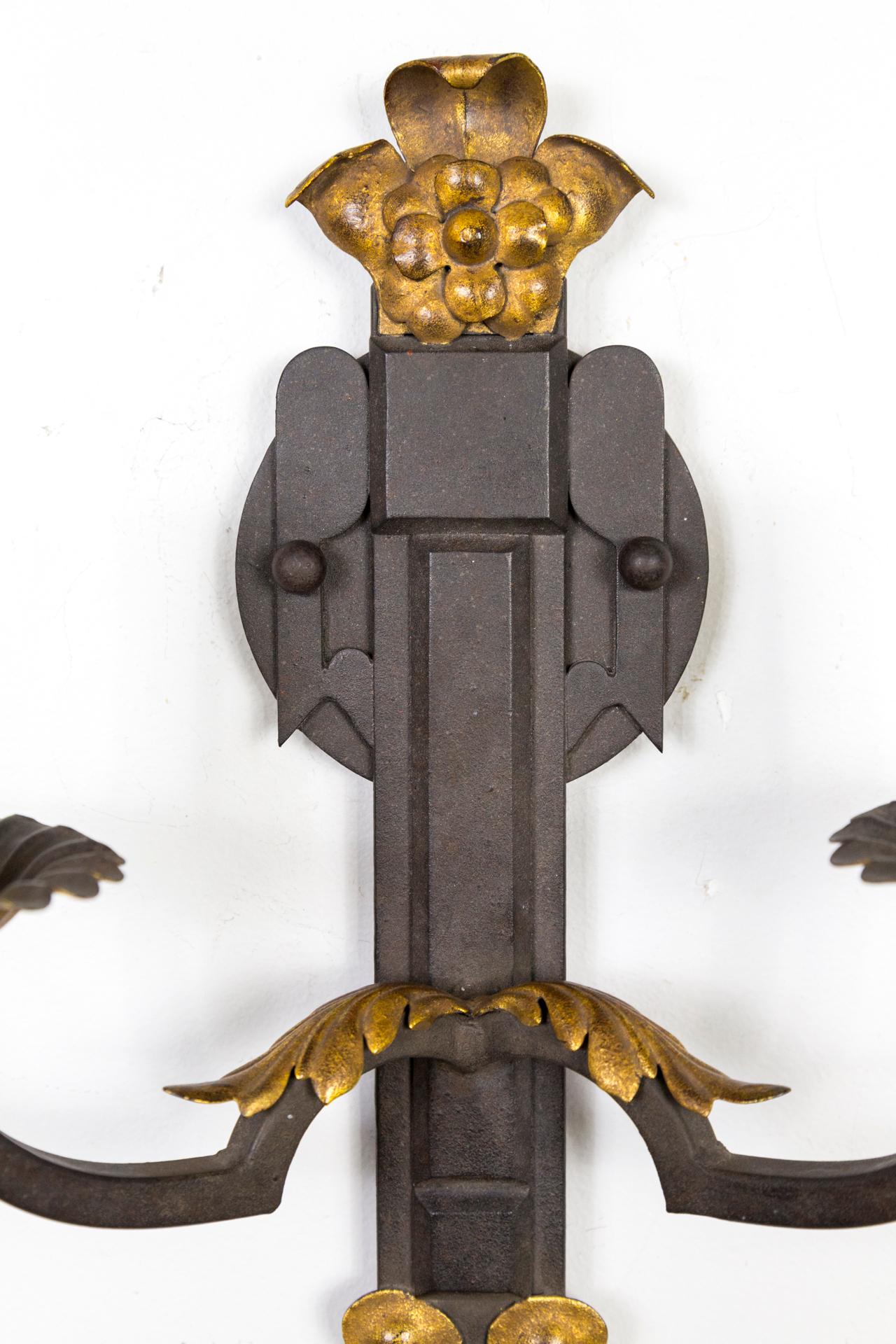 Paire d'appliques à 2 bras en fer avec détails floraux dorés de Paul Ferrante   en vente 2