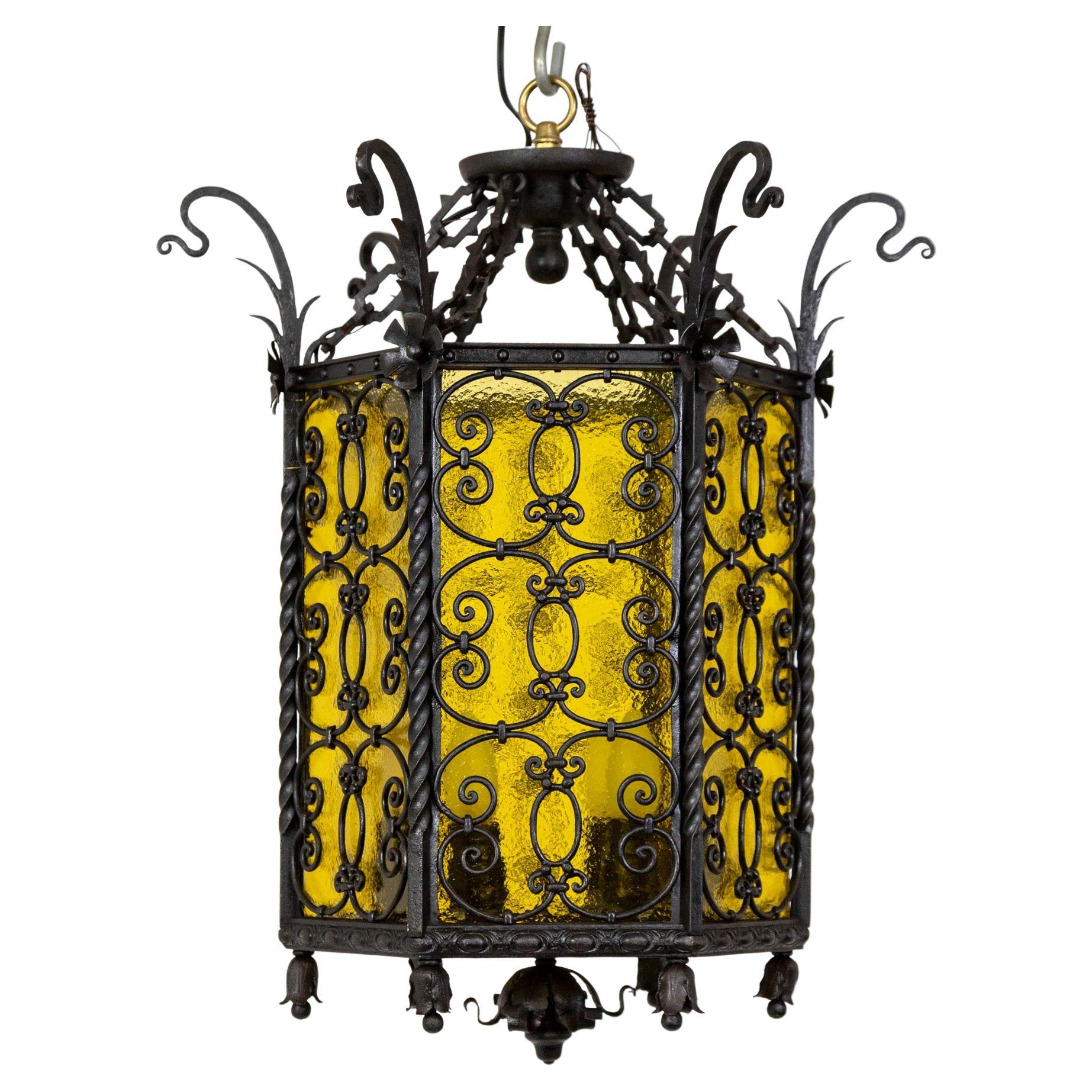 Lanterne gothique Art Nouveau en fer et verre jaune ambré