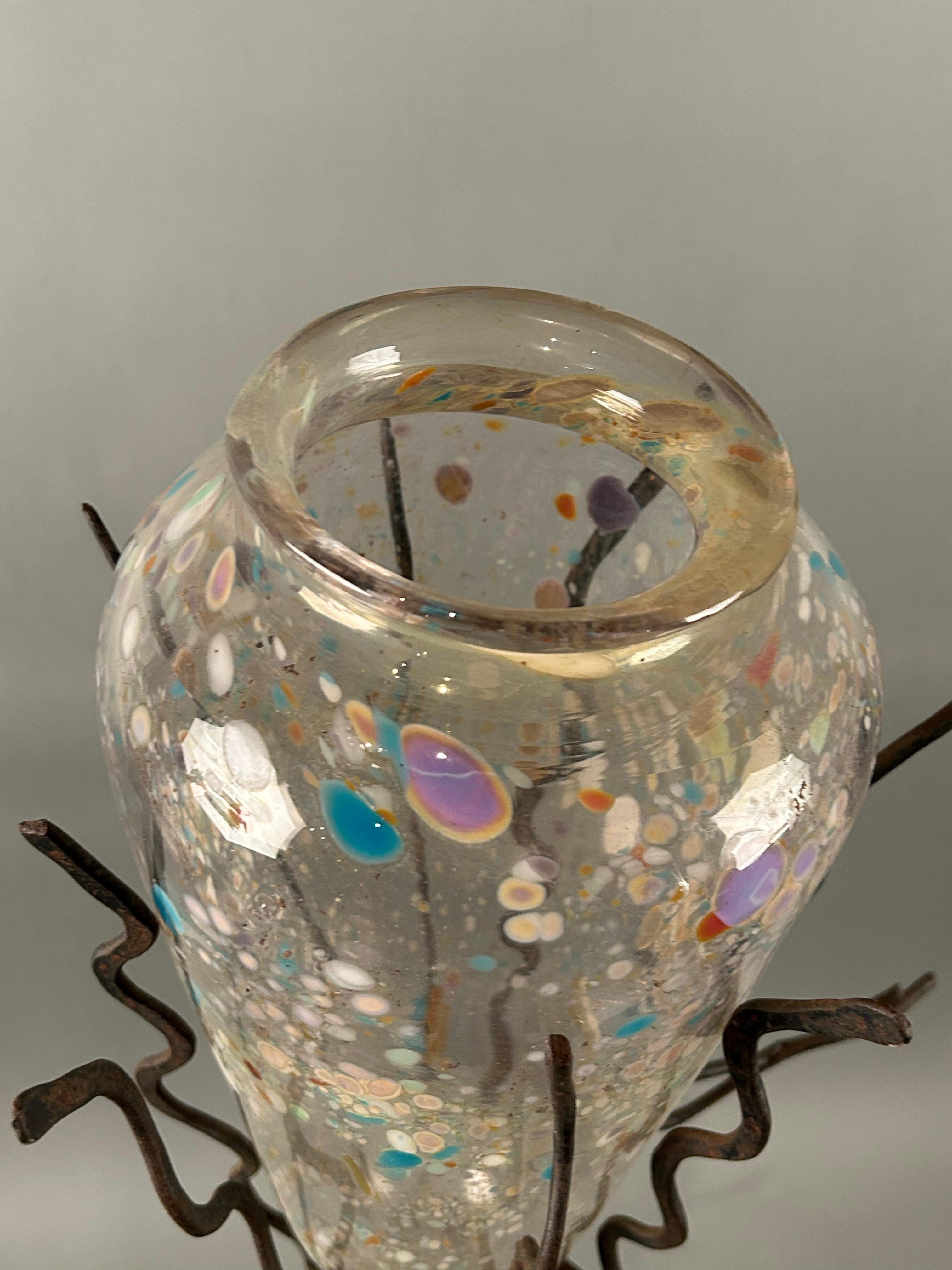 Sculpture en verre et en fer avec vase en verre soufflé amovible entouré de fer forgé à la main. 
LARRY LIVOLSI (1946-2015) SCULPTEUR ET SOUFFLEUR DE VERRE DU MILIEU DU SIÈCLE, LORENZ STUDIO, MORRIS CT
Reconnu au niveau national, certaines de ses
