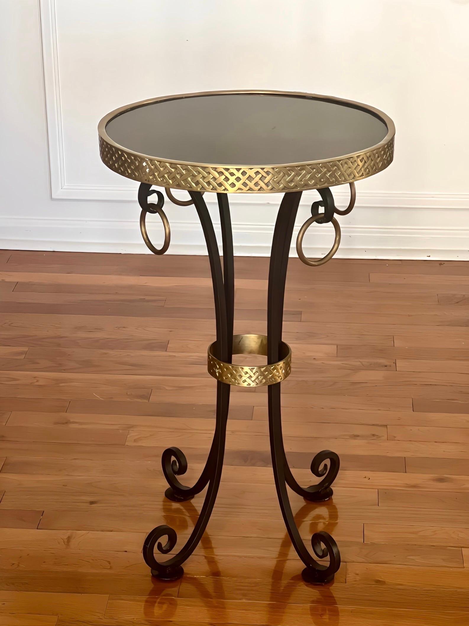 Gueridon en fer et laiton avec plateau en granit noir Bon état - En vente à Doylestown, PA