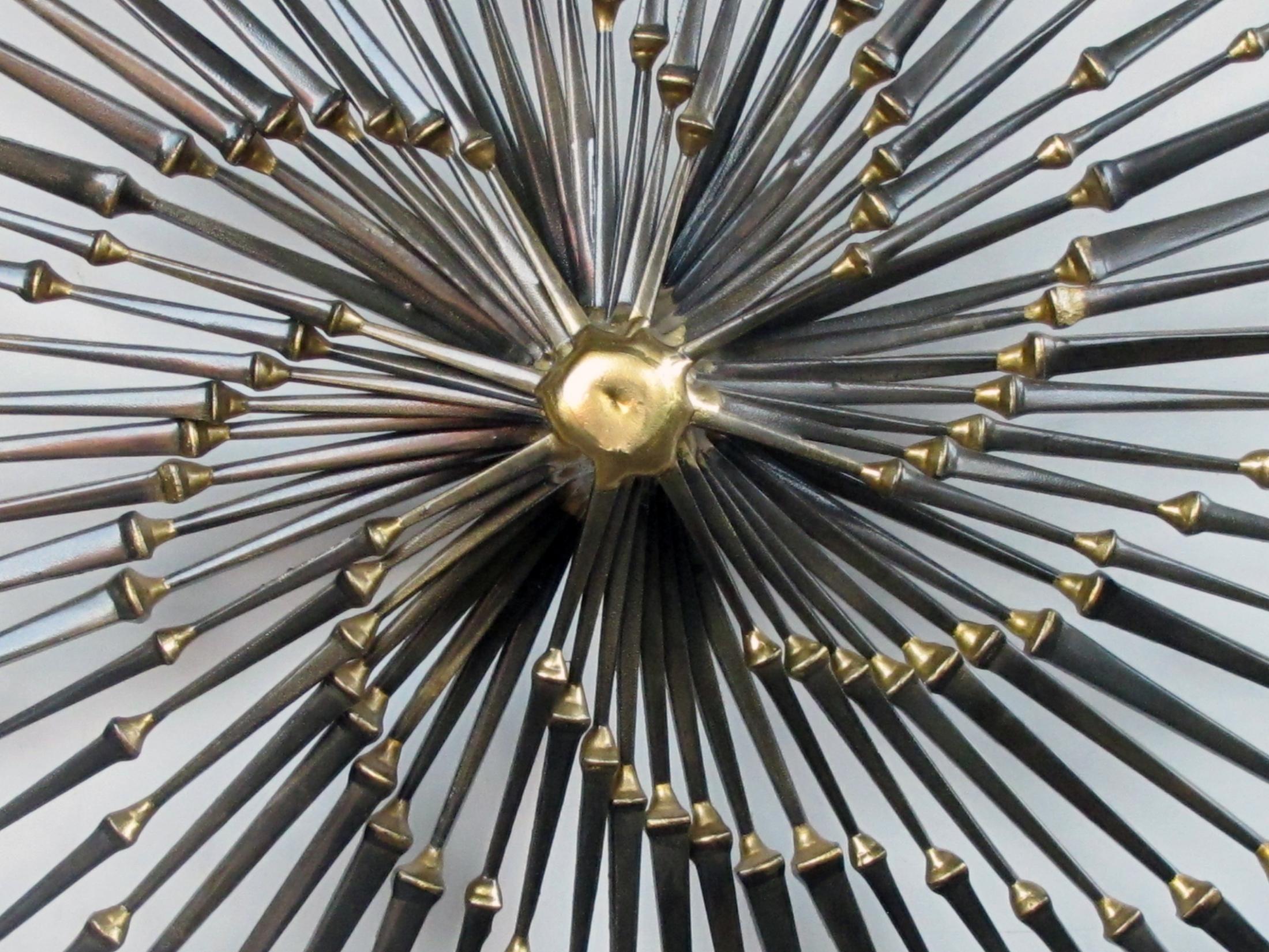 Escultura de pared de hierro y latón Pinwheel Sunburst Nail de Ron Schmidt en venta 2