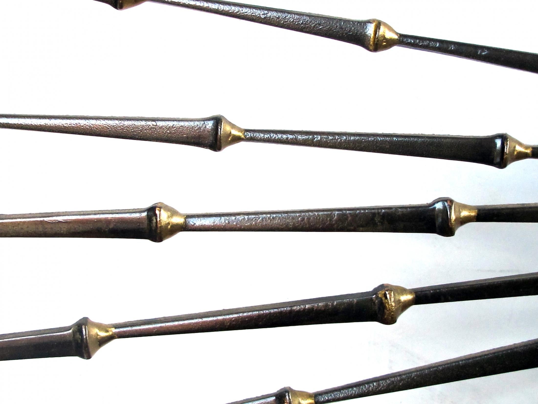 Escultura de pared de hierro y latón Pinwheel Sunburst Nail de Ron Schmidt Forjado en venta
