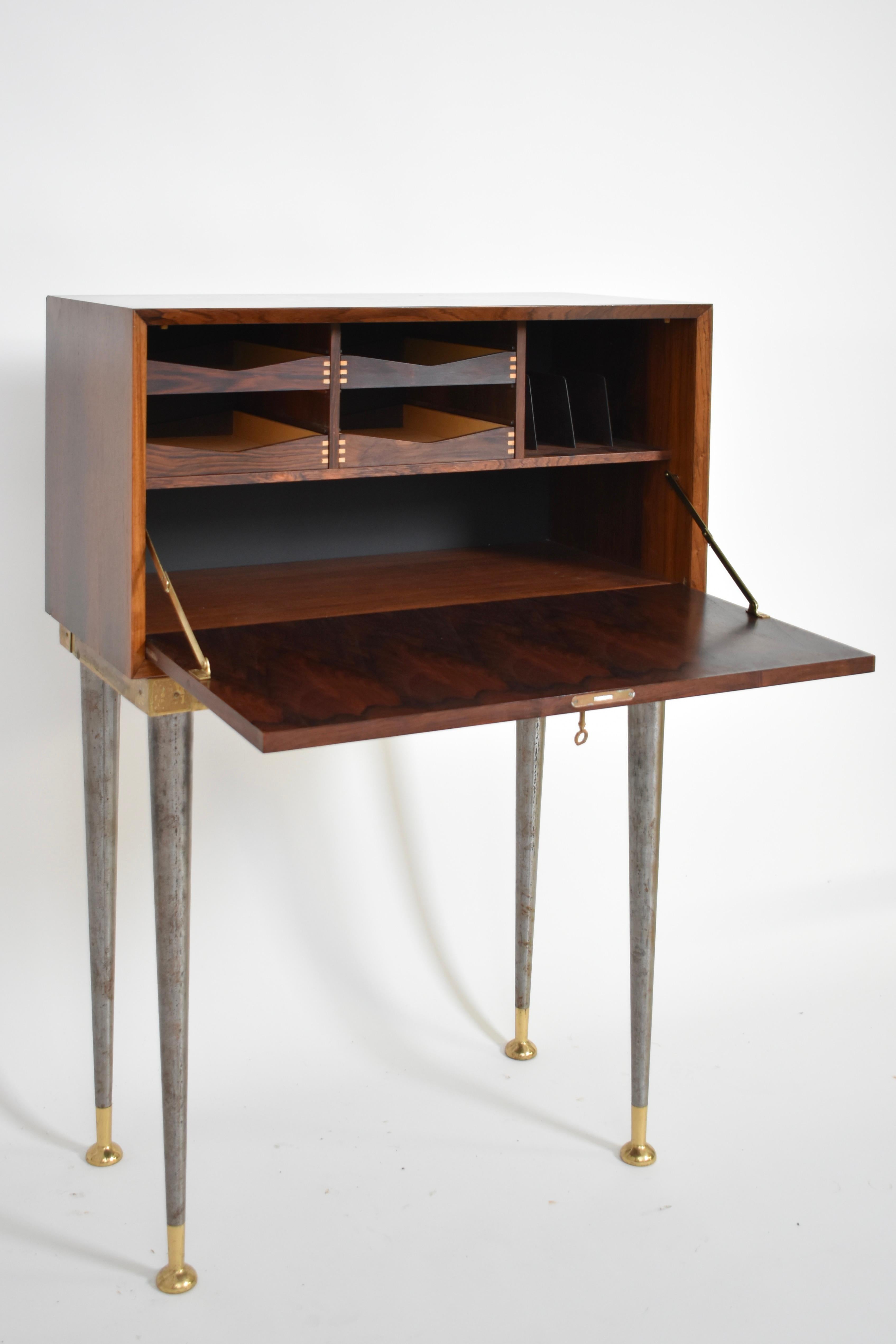 Mesa escritorio de viaje de hierro y latón, años 60 Danés en venta