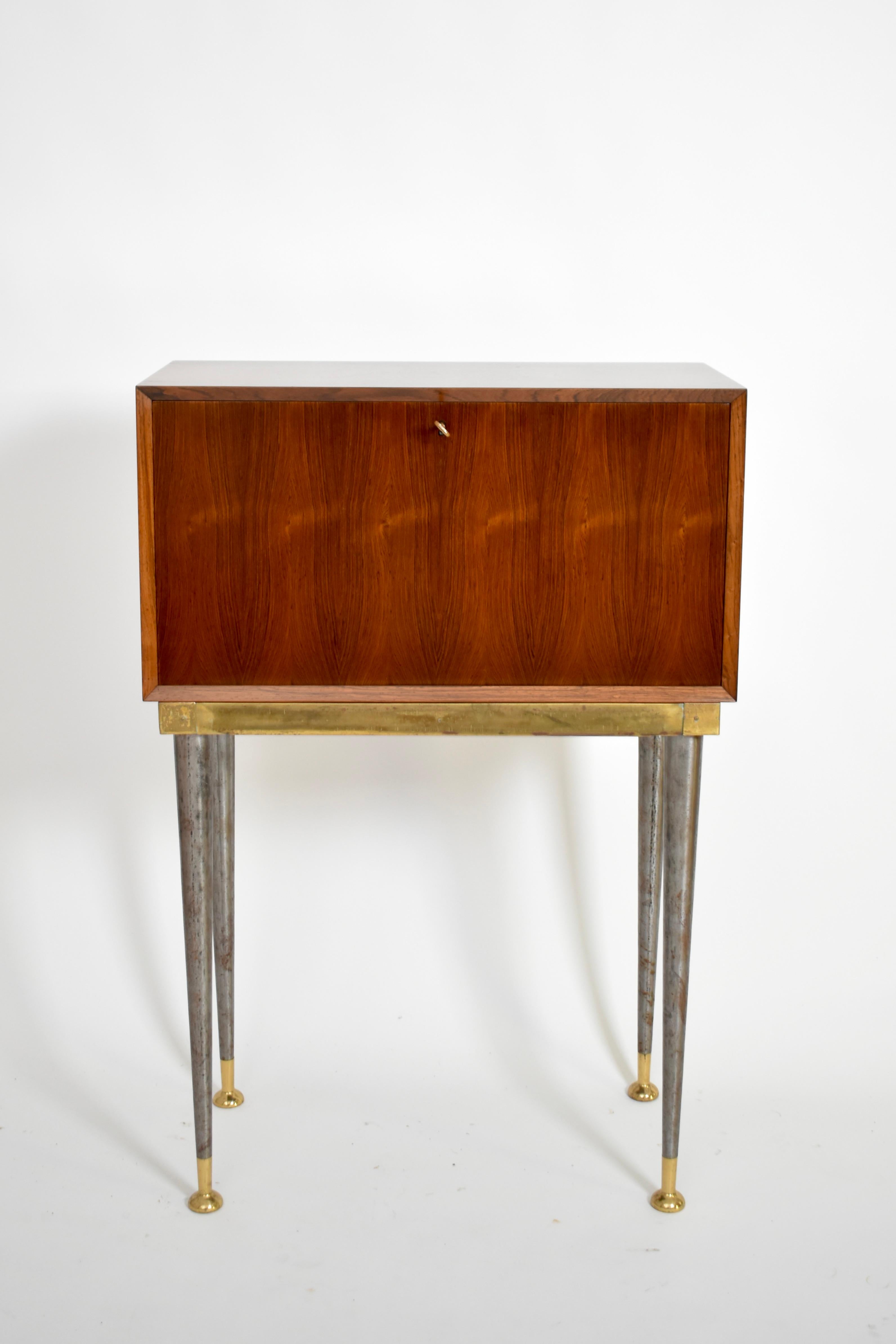 Mesa escritorio de viaje de hierro y latón, años 60 en Excelente estado para la venta en Lisboa, PT