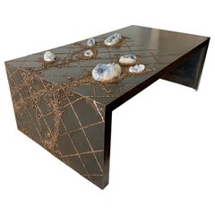 Table basse de studio en fer et bronze à motifs floraux en célestine naturelle