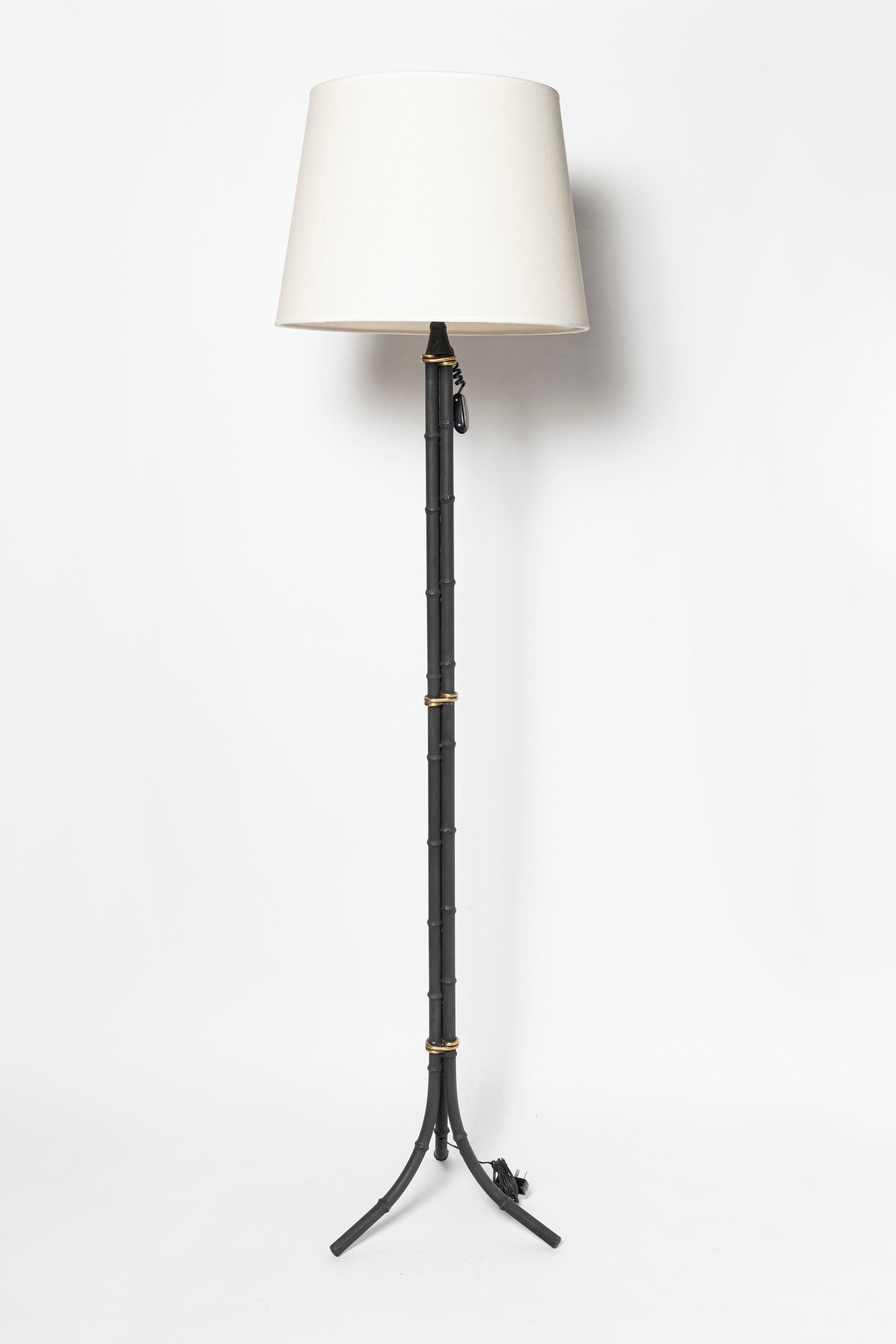 Coppia di lampade da terra in ferro e bronzo. Francia, circa 1940. In condizioni buone in vendita a Buenos Aires, Buenos Aires