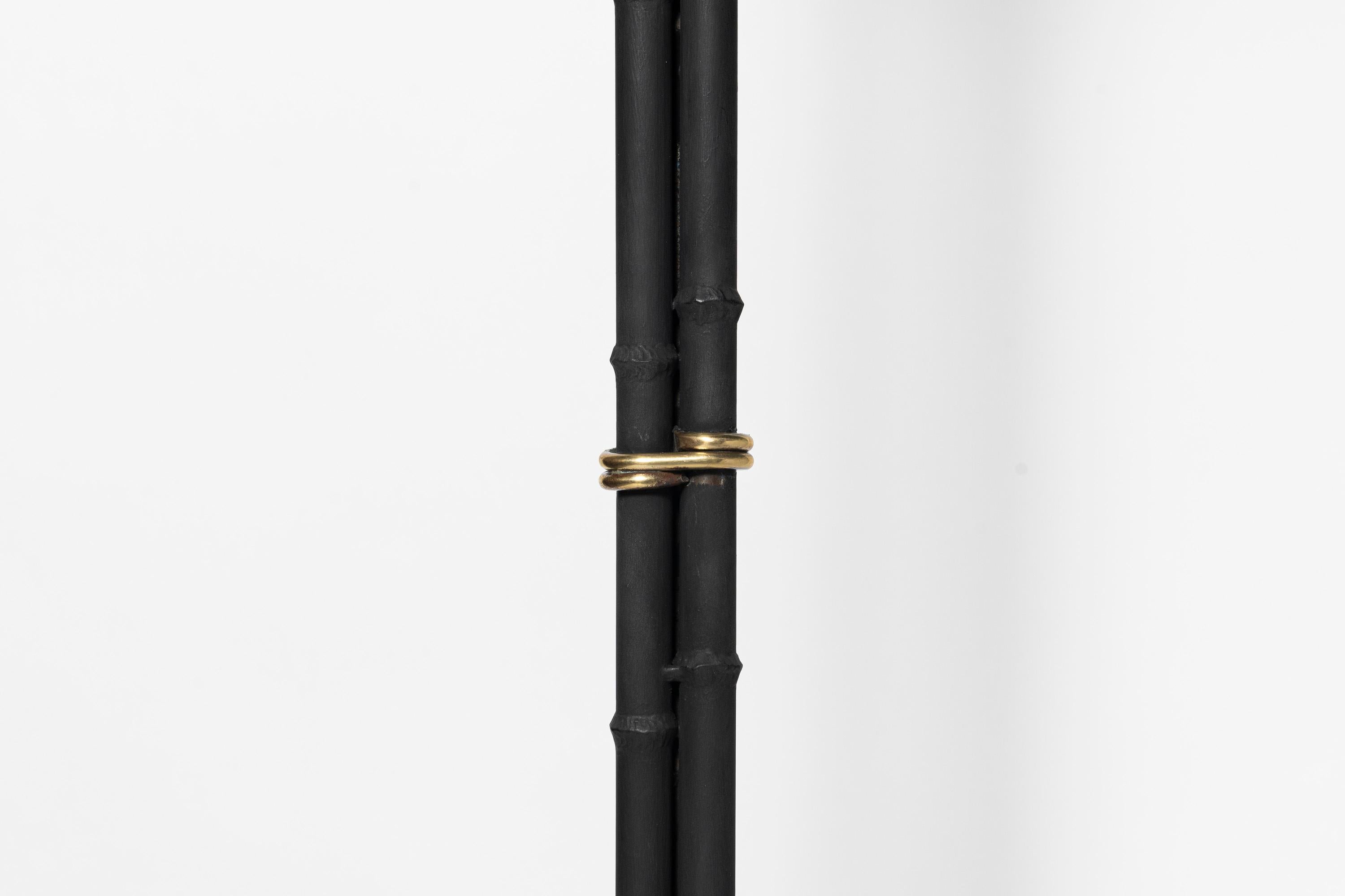 Bronzo Coppia di lampade da terra in ferro e bronzo. Francia, circa 1940. in vendita