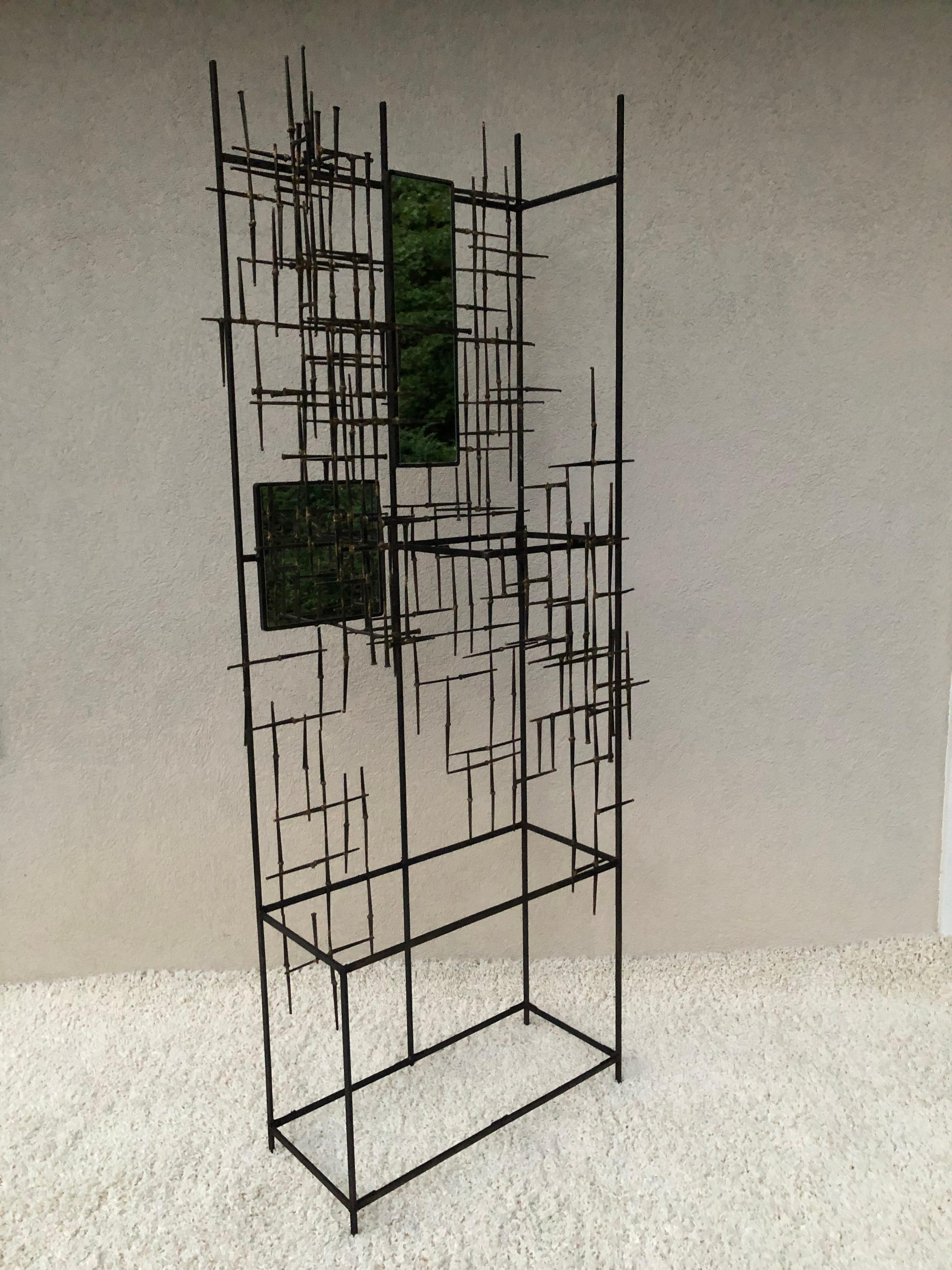 Miroir d'entrée en verre Stand sculptural moderniste en fer et bronze soudé en vente 4
