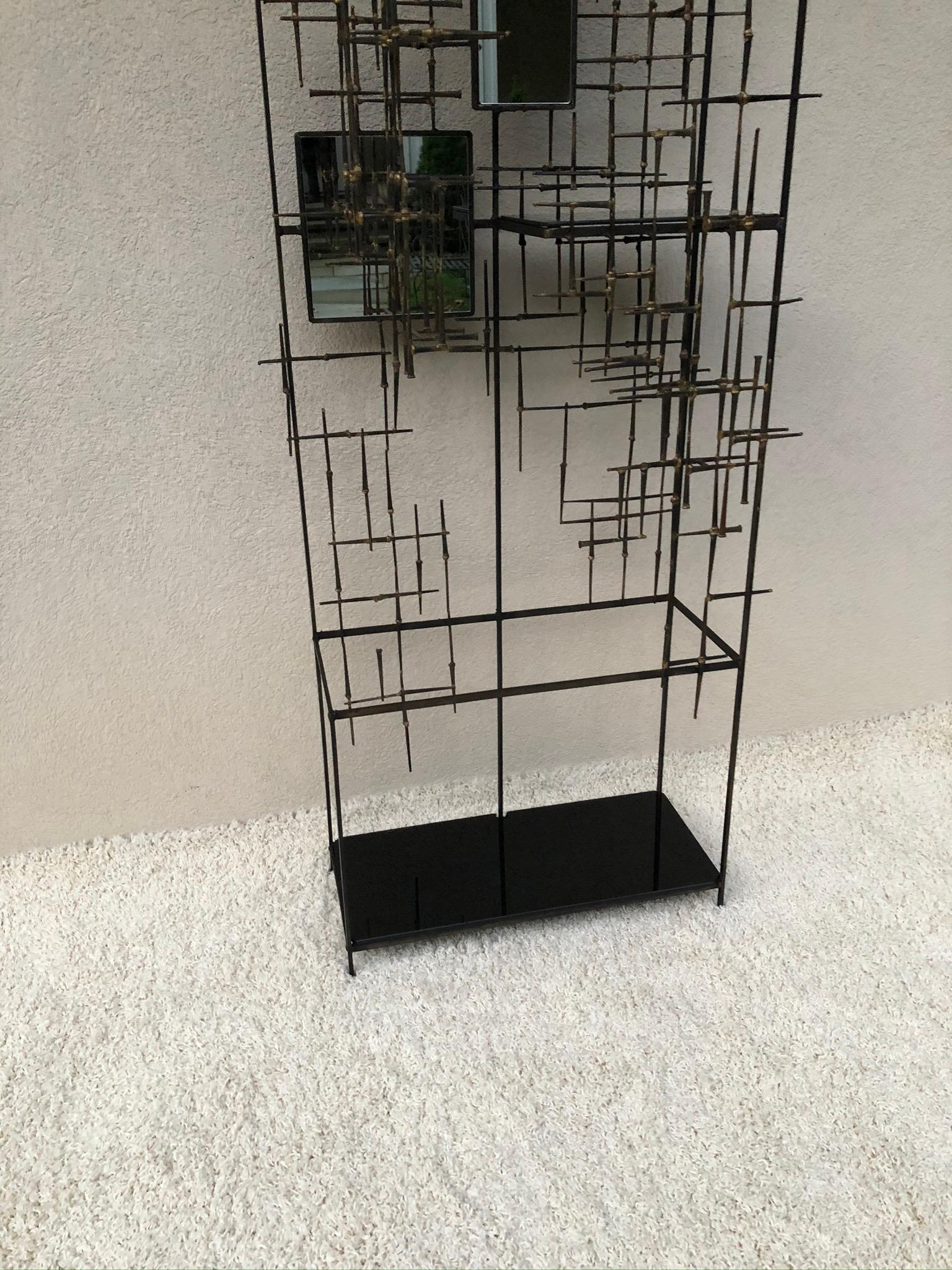 Américain Miroir d'entrée en verre Stand sculptural moderniste en fer et bronze soudé en vente