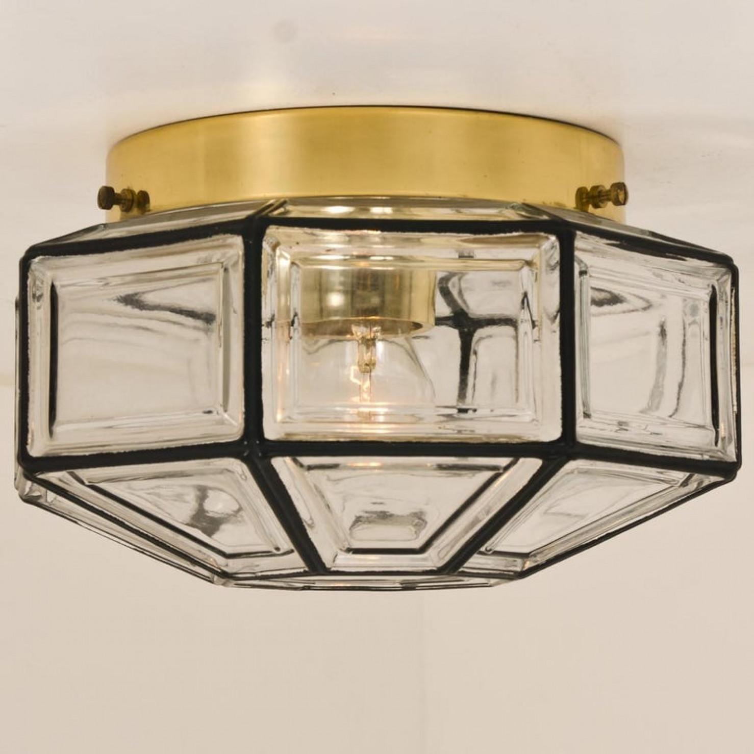 Hermoso conjunto de luz octogonal de cristal para empotrar o aplique de pared fueron fabricados por Glashütte Limburg en Alemania durante la década de 1970. Hermosa artesanía. Ilumina maravillosamente.

Ten en cuenta que el precio es para una sola