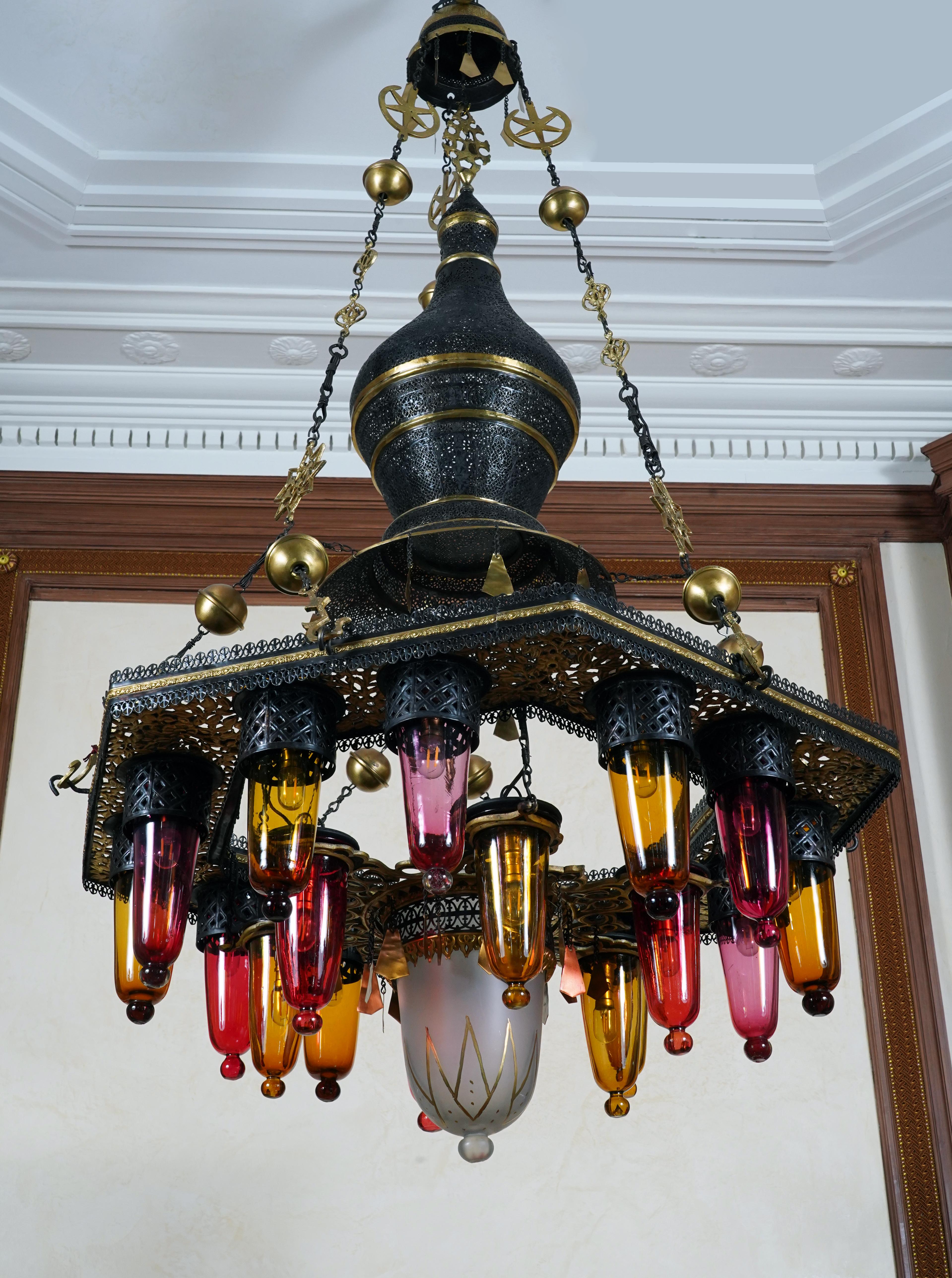 Islamico Lampadario orientale in ferro e vetro colorato, CIRCA 1900 in vendita