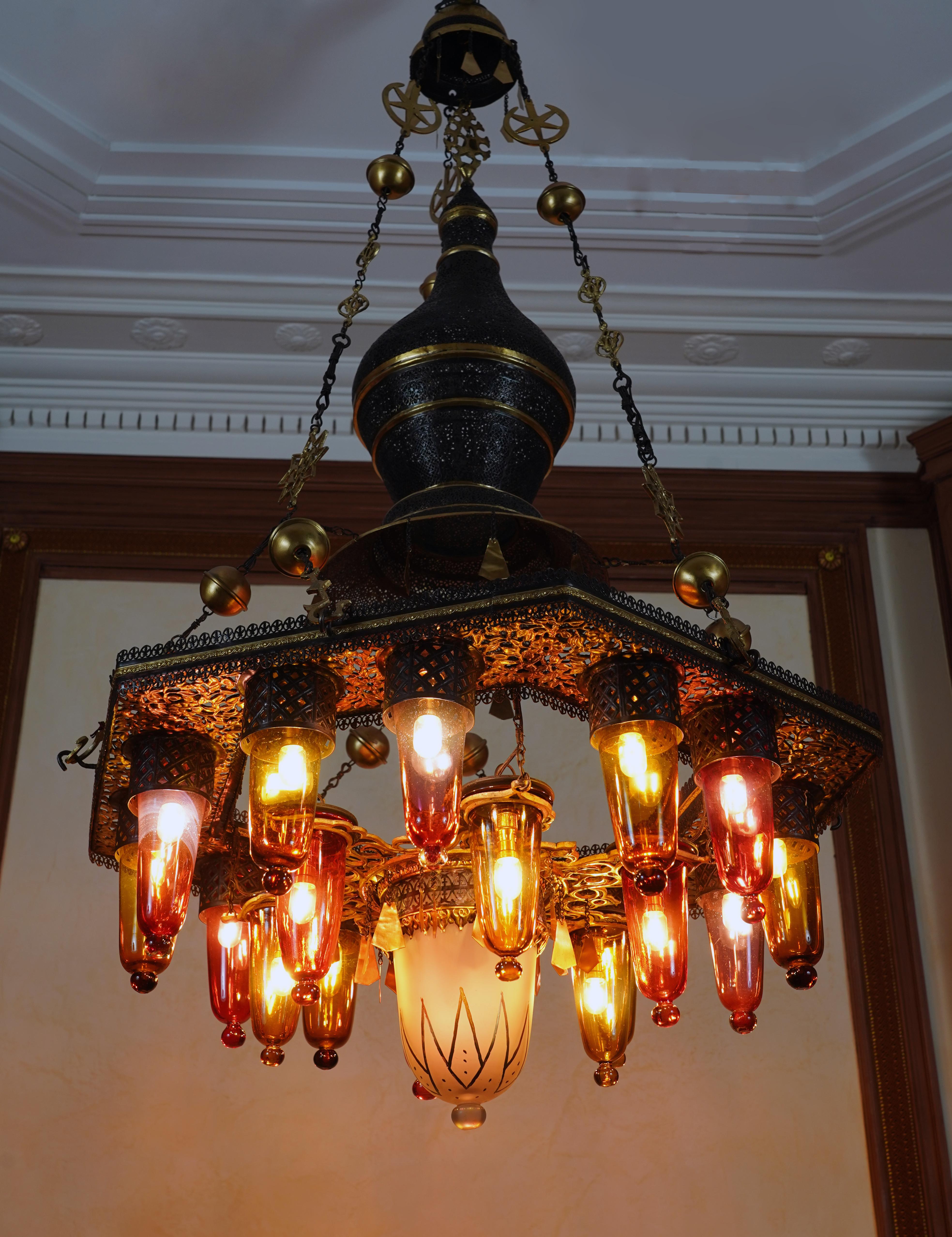 Marocchino Lampadario orientale in ferro e vetro colorato, CIRCA 1900 in vendita