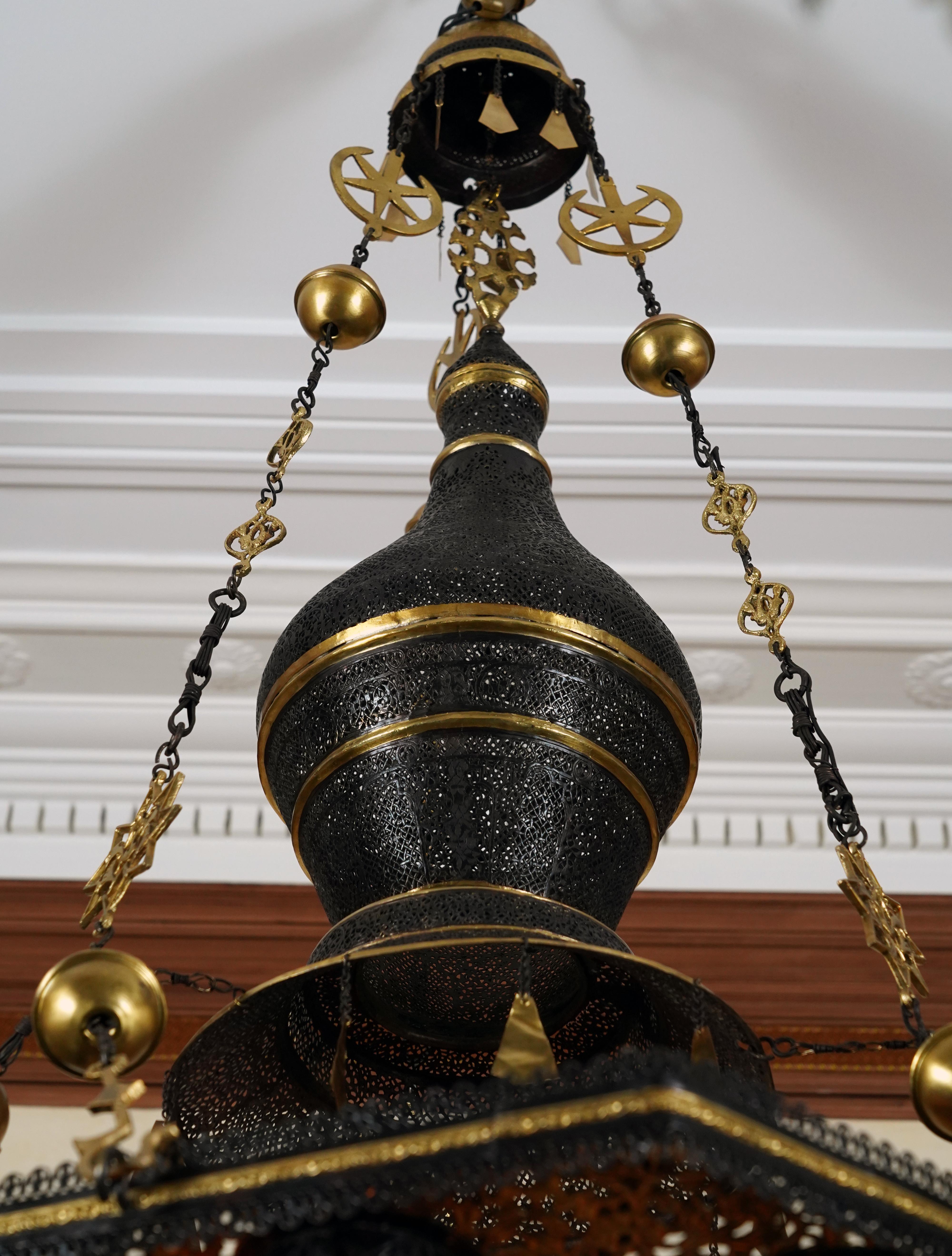 Dorato Lampadario orientale in ferro e vetro colorato, CIRCA 1900 in vendita