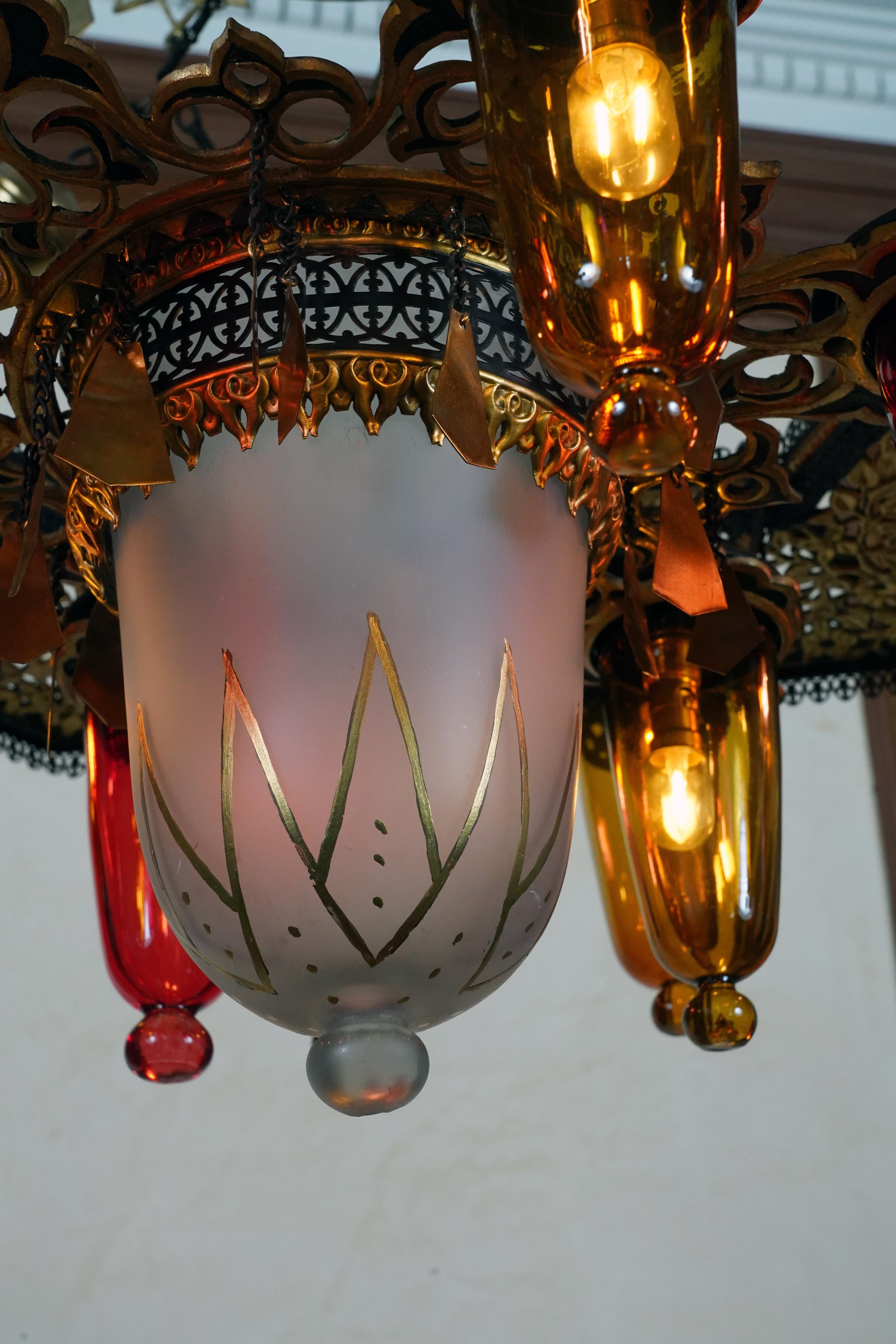Lampadario orientale in ferro e vetro colorato, CIRCA 1900 In condizioni buone in vendita a PARIS, FR