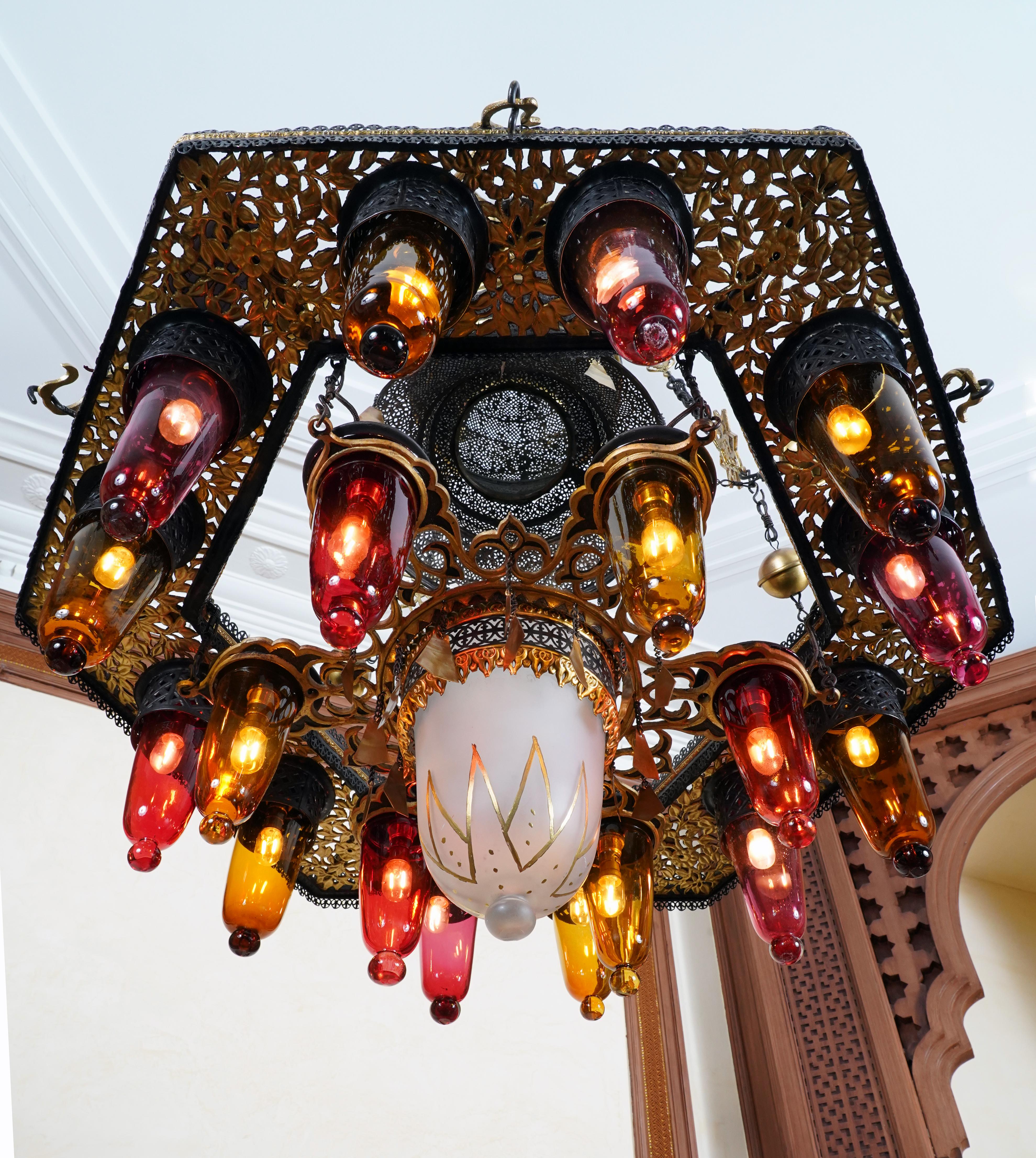 Inizio XX secolo Lampadario orientale in ferro e vetro colorato, CIRCA 1900 in vendita