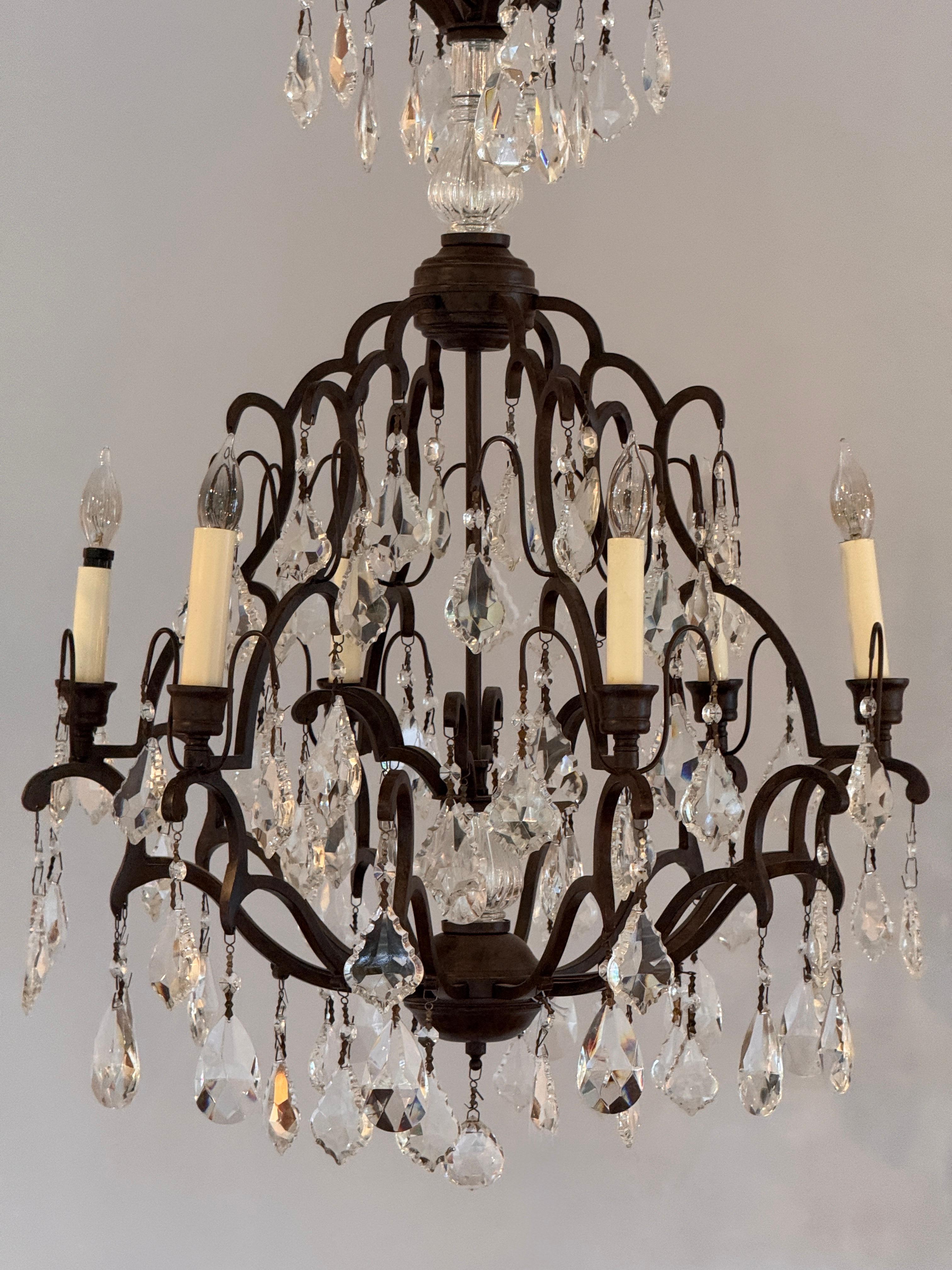 Francese Lampadario in ferro e cristallo con struttura a volute in vendita