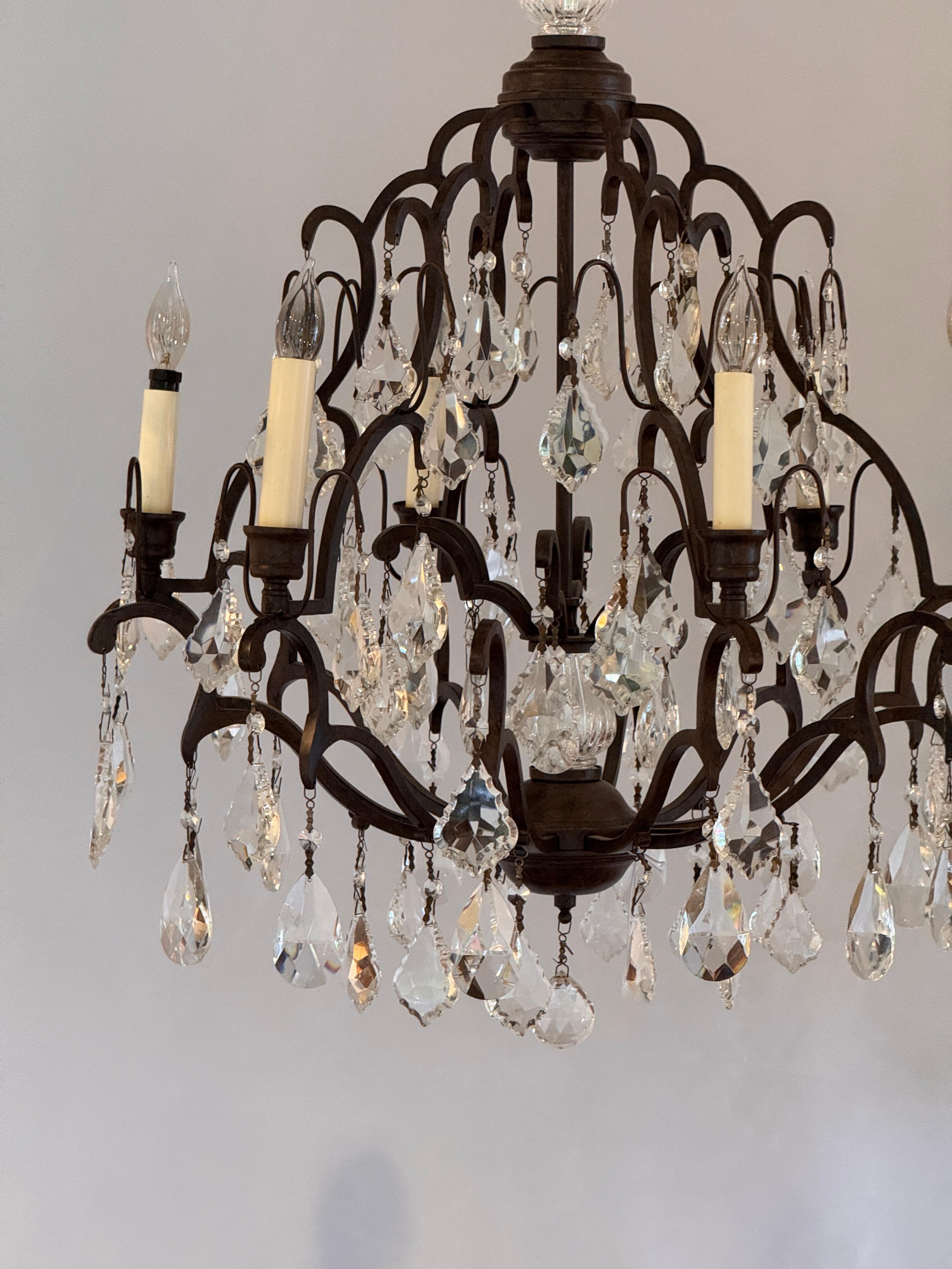 Lampadario in ferro e cristallo con struttura a volute In condizioni buone in vendita a Charlottesville, VA