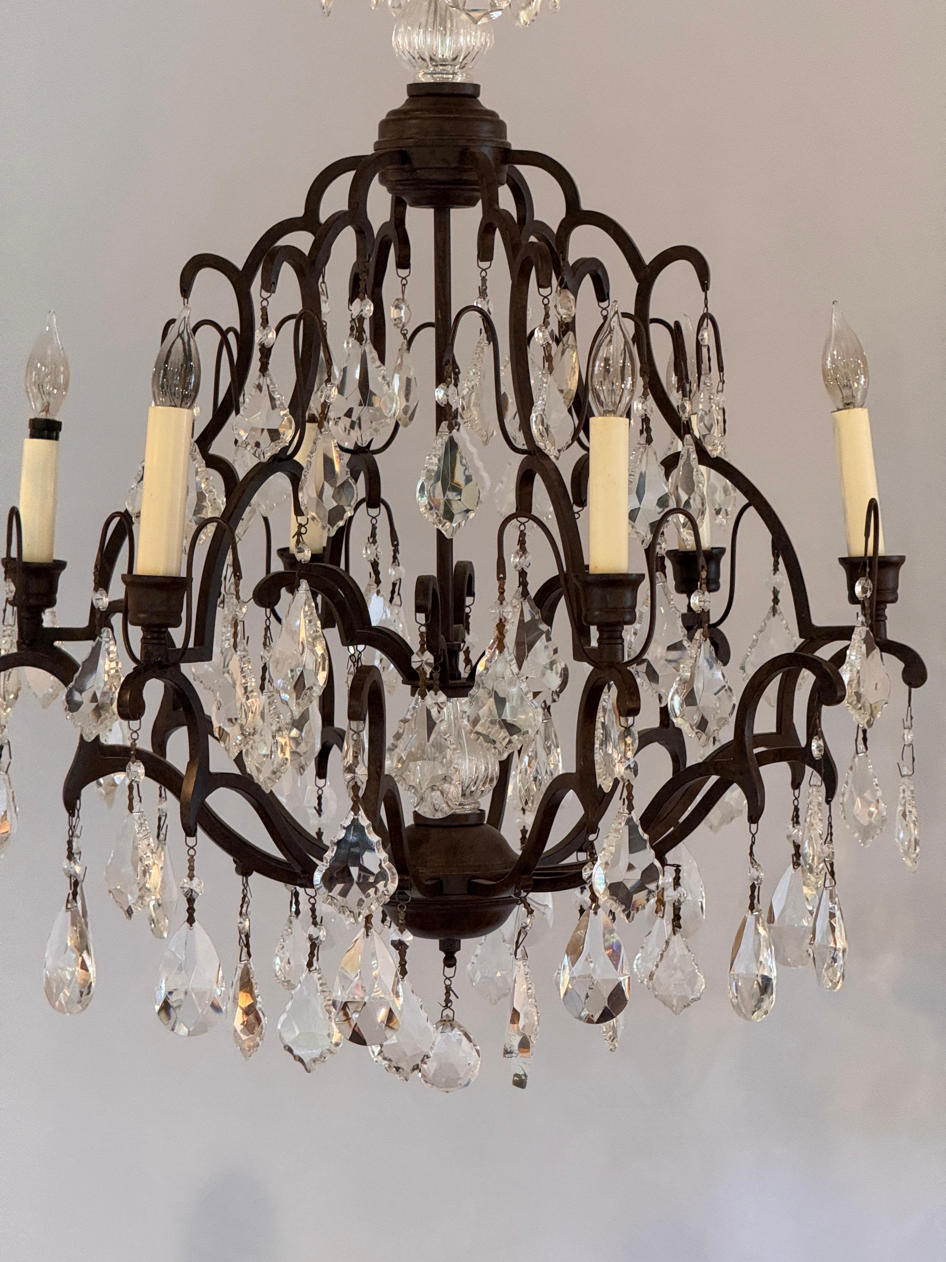 Metà XX secolo Lampadario in ferro e cristallo con struttura a volute in vendita