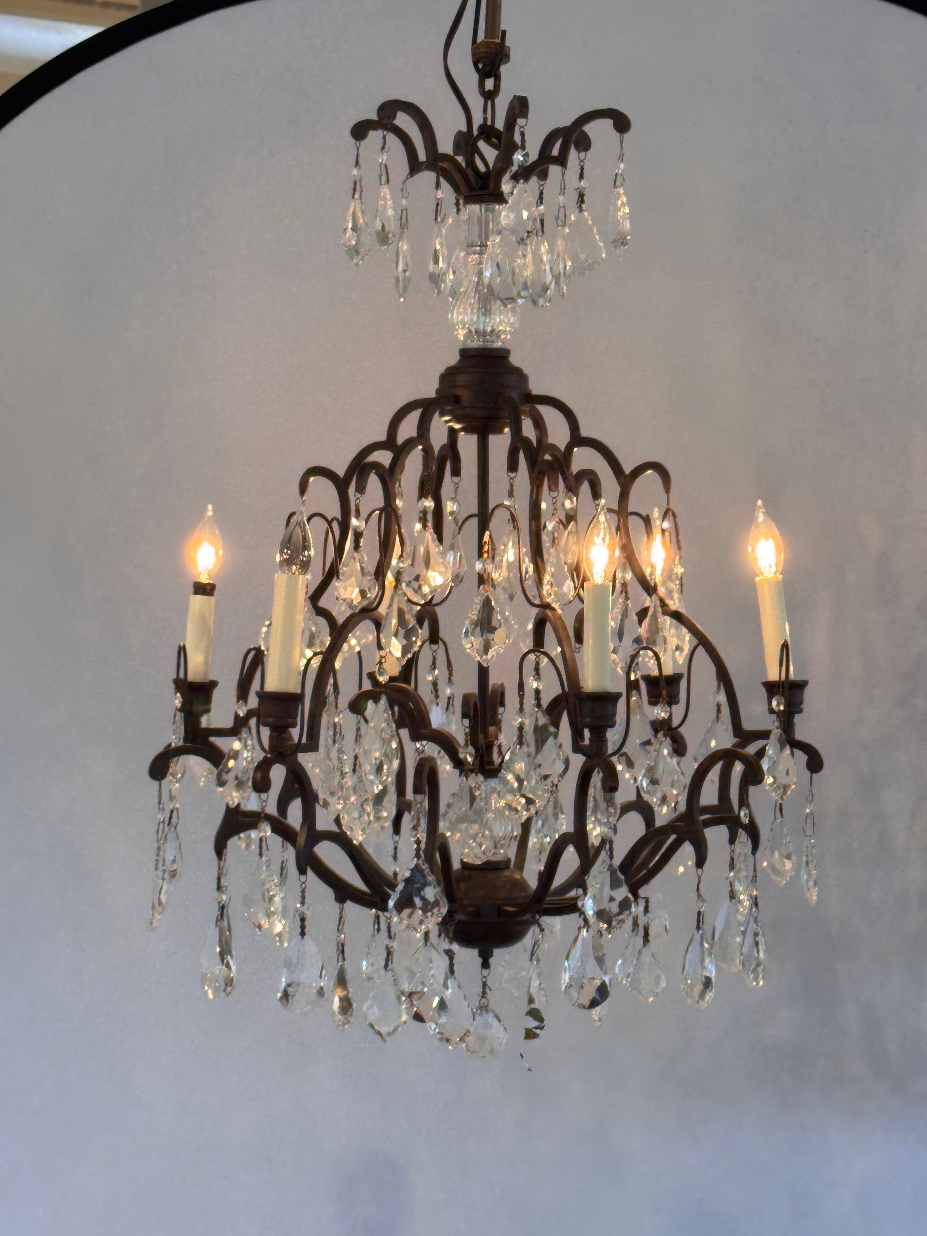 Cristallo Lampadario in ferro e cristallo con struttura a volute in vendita