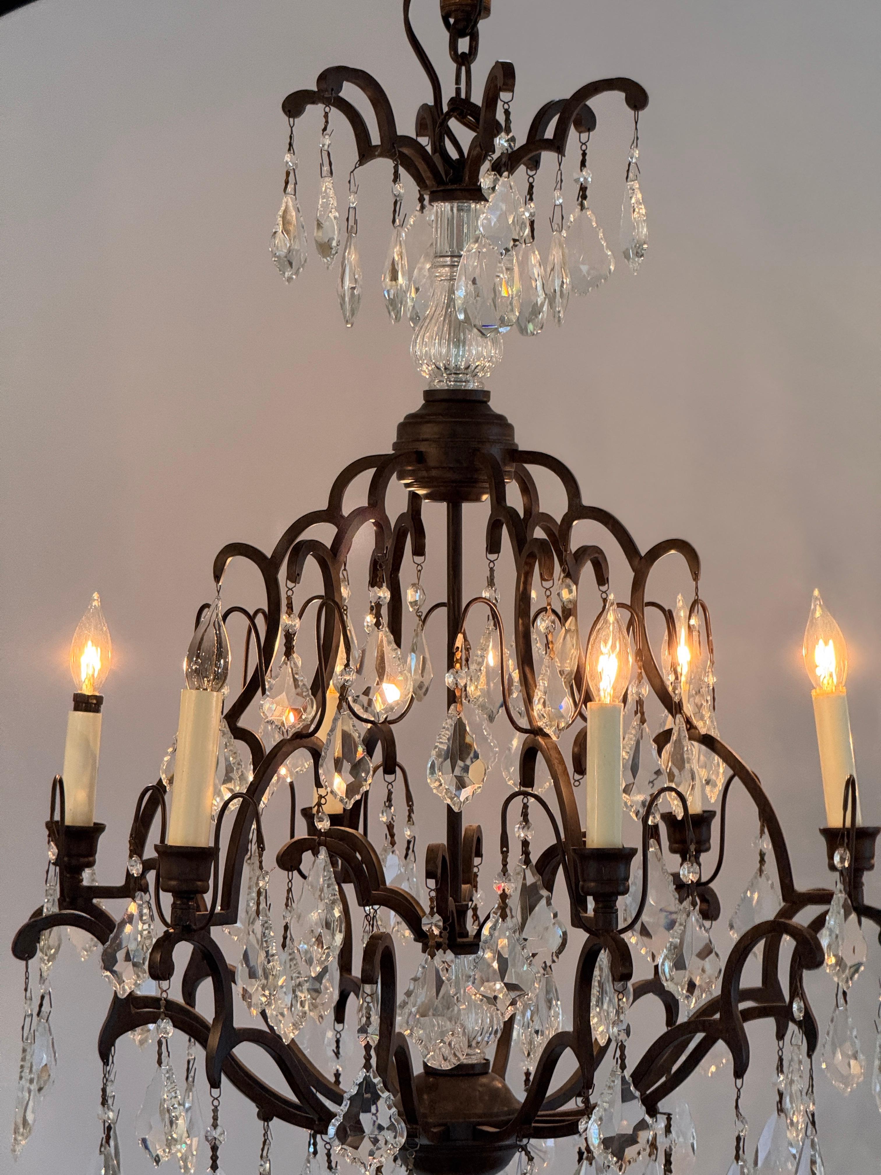 Lampadario in ferro e cristallo con struttura a volute in vendita 2