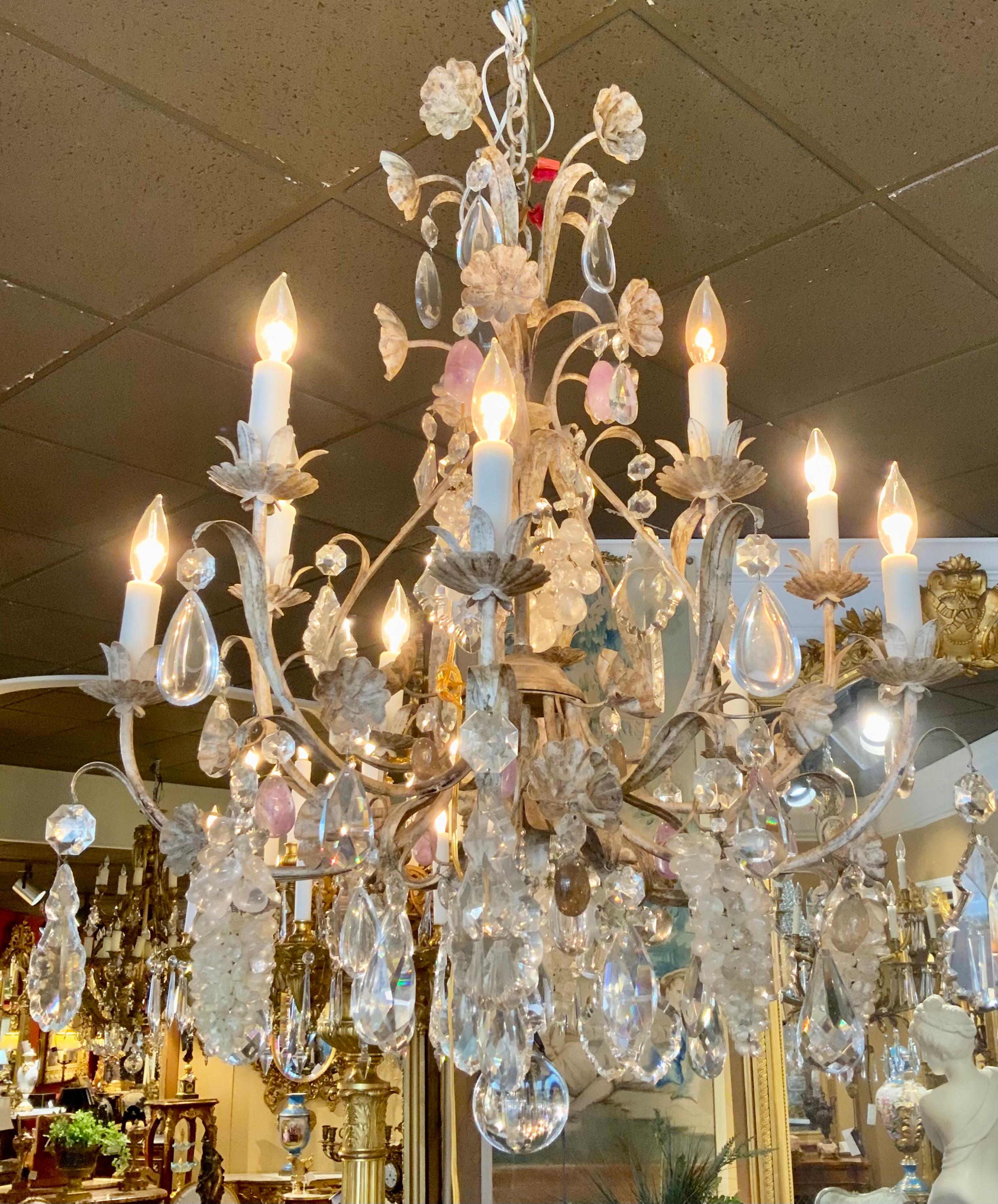 La combinazione unica di ferro verniciato in una tonalità beige pallido
Con un  Il modo unico in cui i cristalli sono stati combinati 
Per presentare questo lampadario speciale. Ammassi di cristallo di rocca 
L'uva adorna questo lampadario insieme a