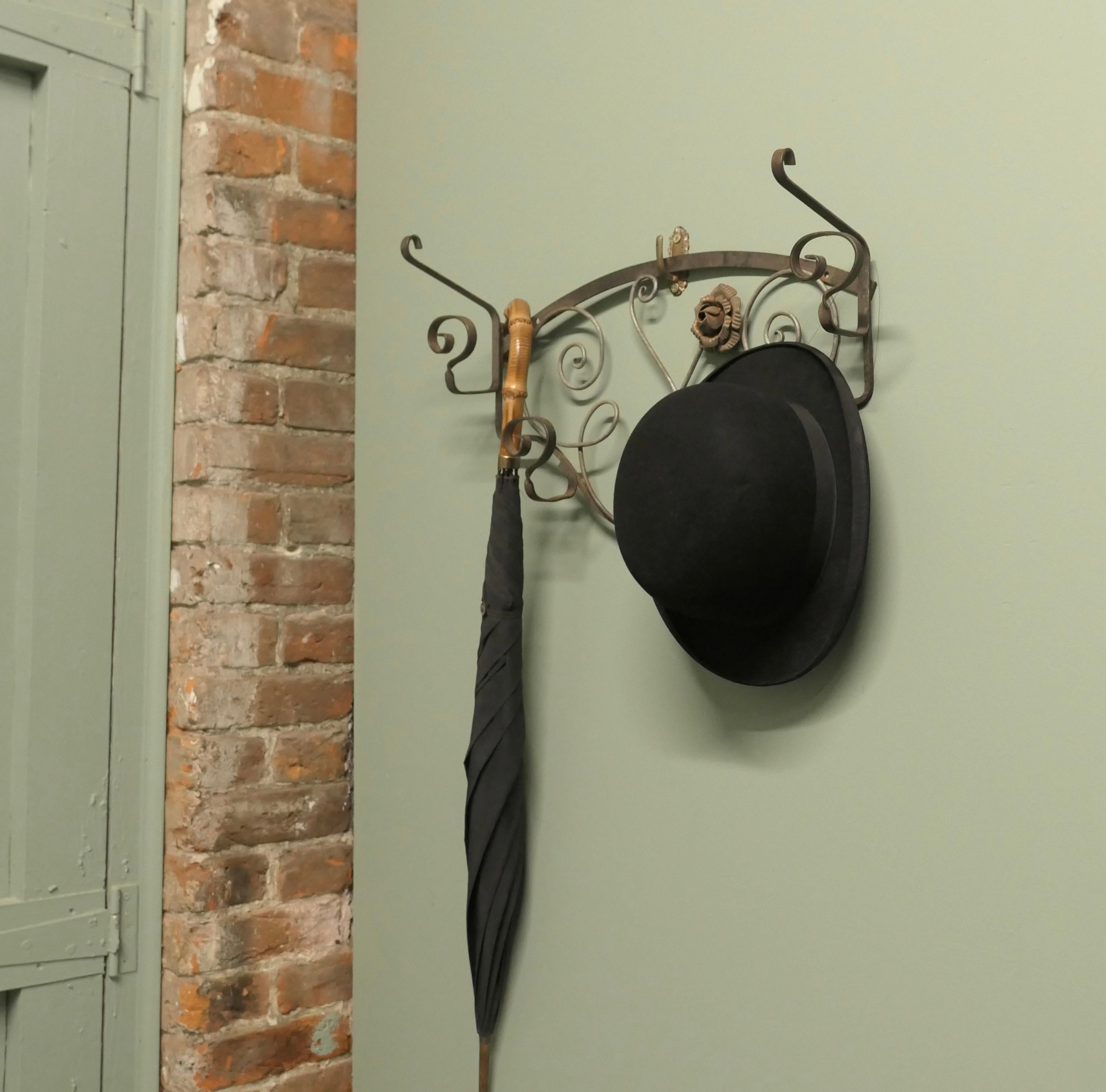 Art Déco Appendiabiti da sala in ferro e dorato con specchio in vendita