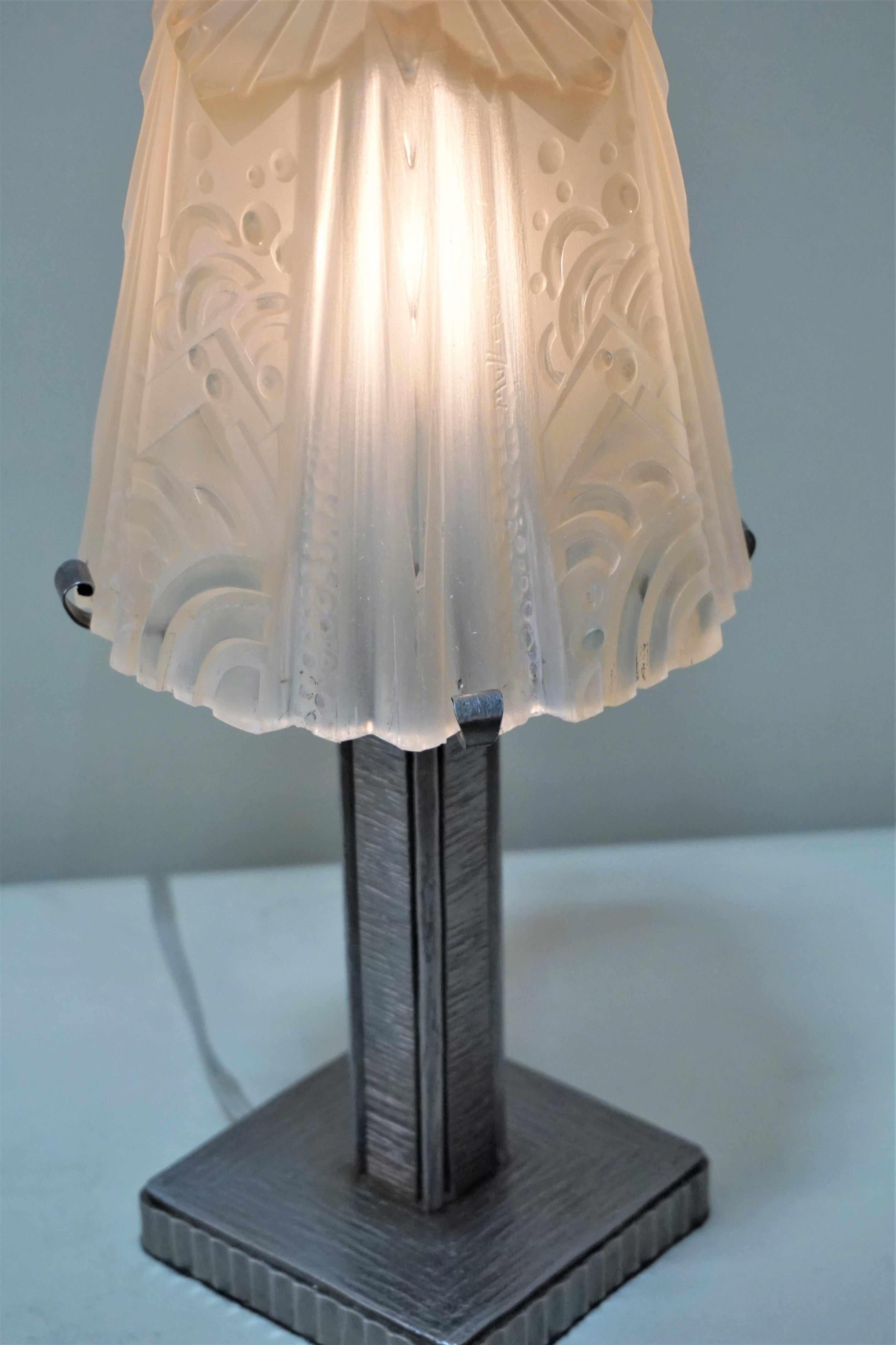 Art Deco Tischlampe aus Eisen und Glas von Muller Freres. im Zustand „Gut“ in Fairfax, VA