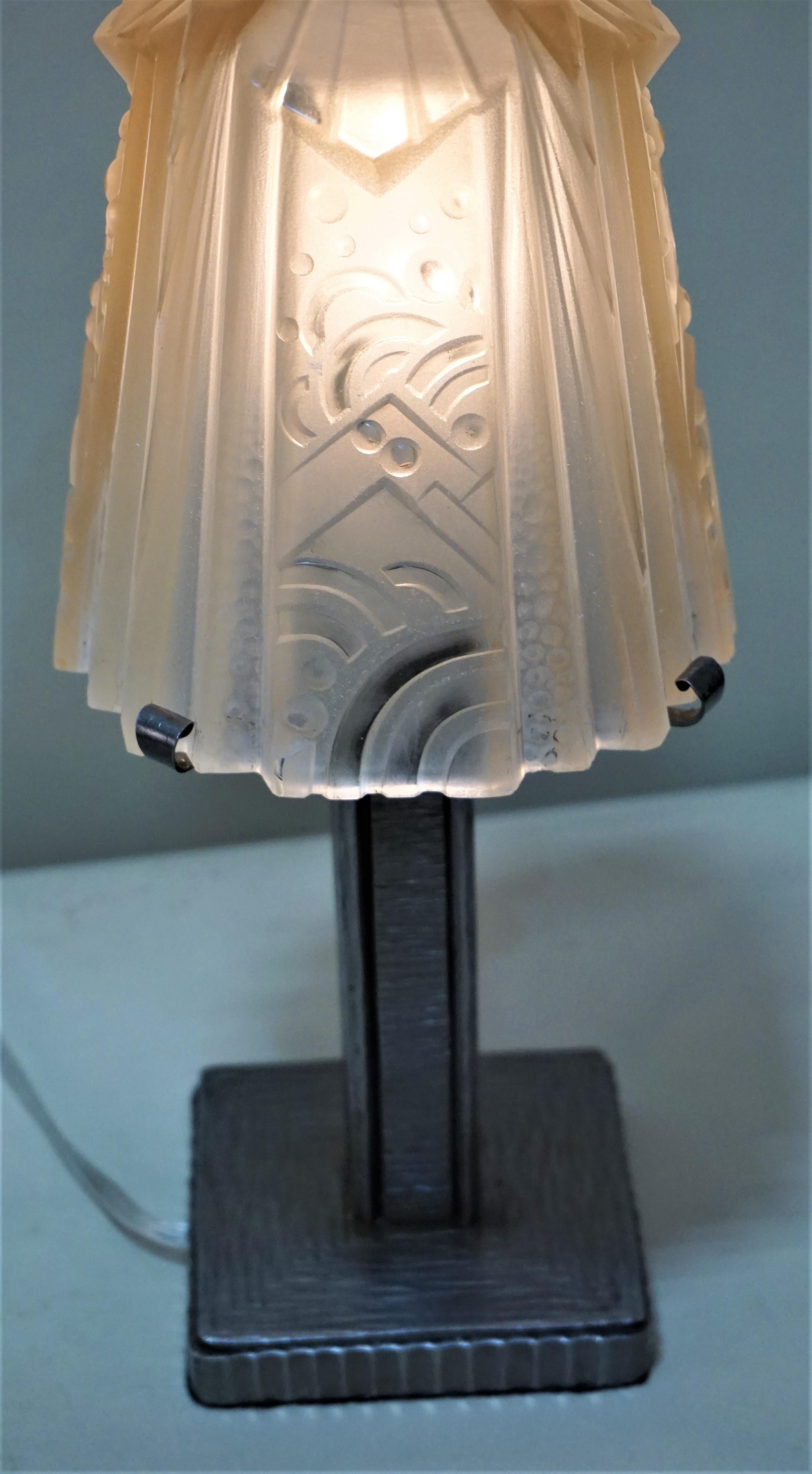 Art Deco Tischlampe aus Eisen und Glas von Muller Freres. (Frühes 20. Jahrhundert)