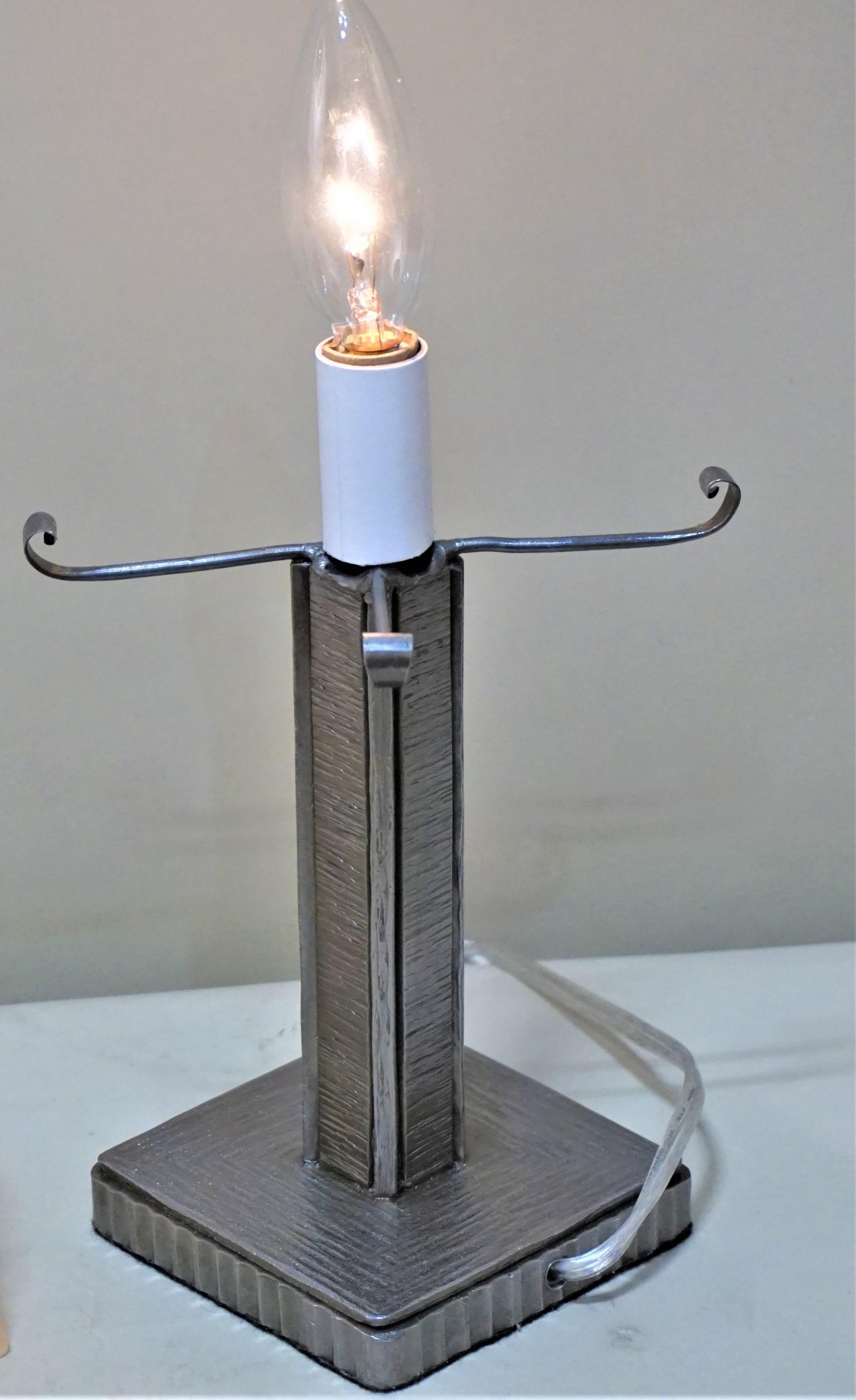 Art Deco Tischlampe aus Eisen und Glas von Muller Freres. 2