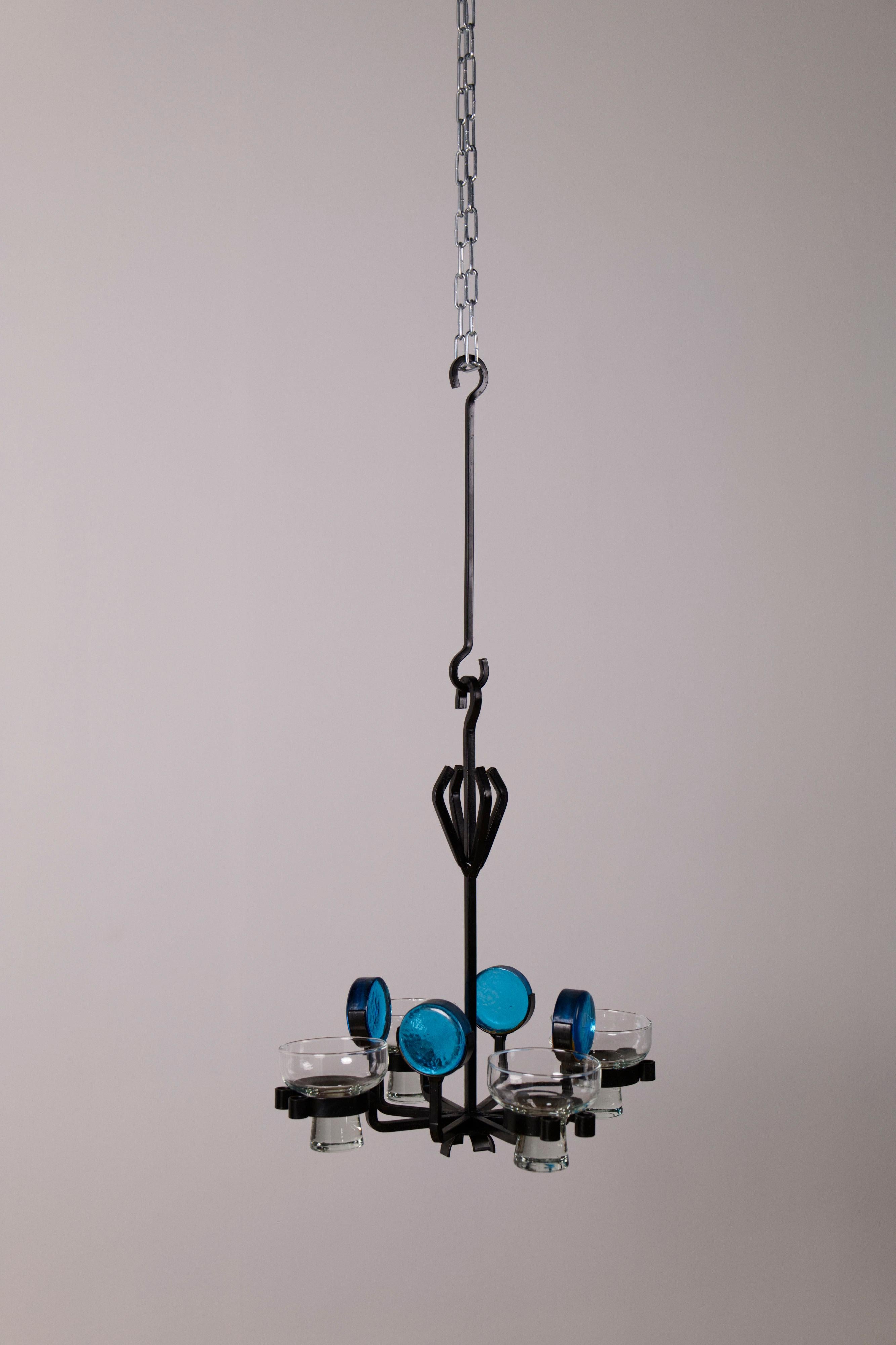 Candelabro de hierro y cristal by Dantoft, 1970s

Candelabro portavelas de Dantoft Kunstartikler, fabricado en la década de 1970, que combina hierro forjado con detalles de cristal de colores incrustados. El marco está formado por hierro curvado, lo